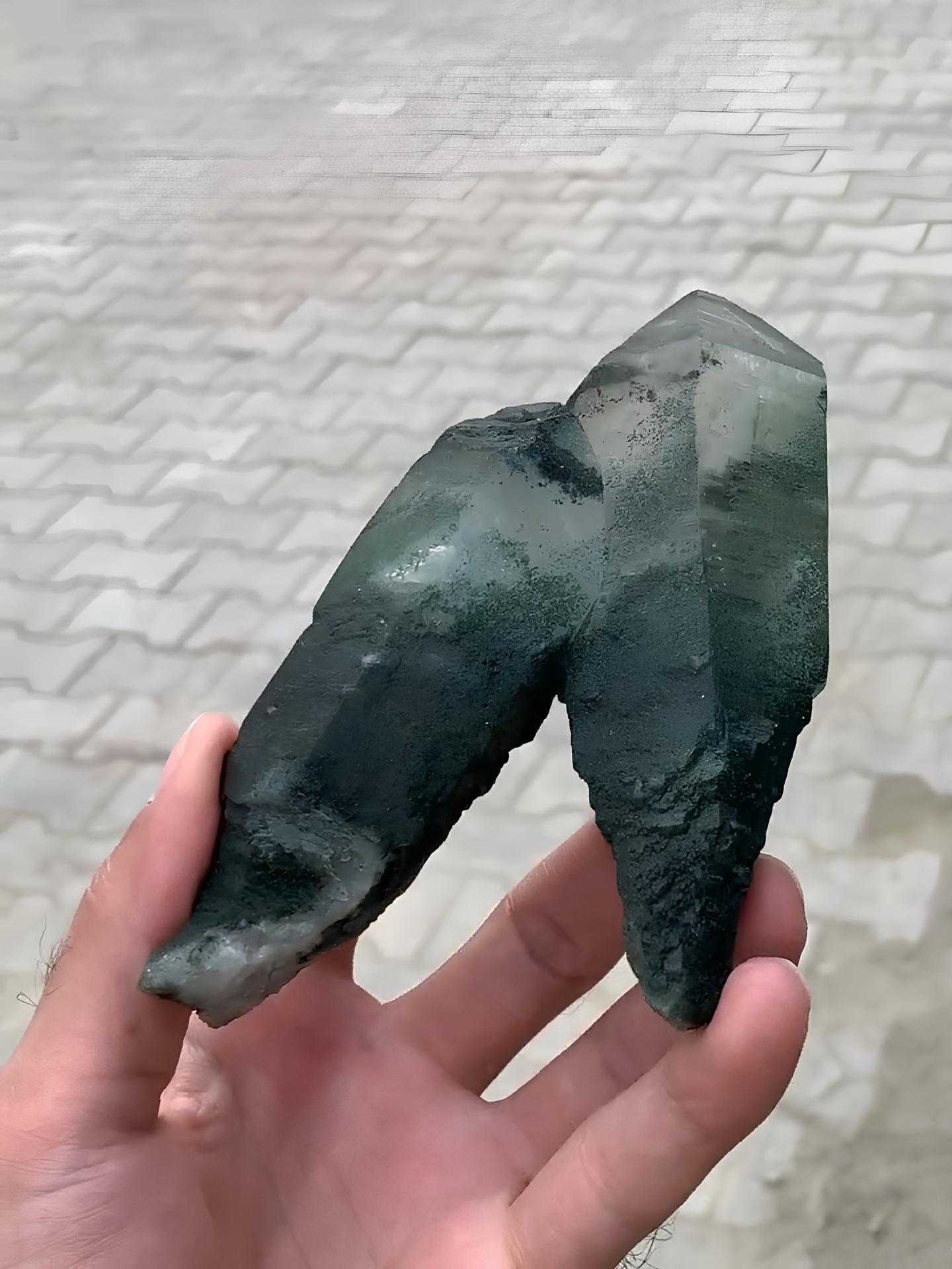 V-förmiges Exemplar aus grünem Chlorit-Kristall mit Kristallbezug aus Pakistan im Zustand „Neu“ im Angebot in Bangkok, TH