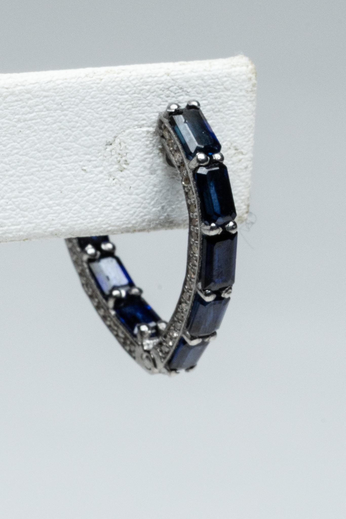 Taglio smeraldo Cerchi a forma di V con zaffiro blu e diamante all'interno in vendita