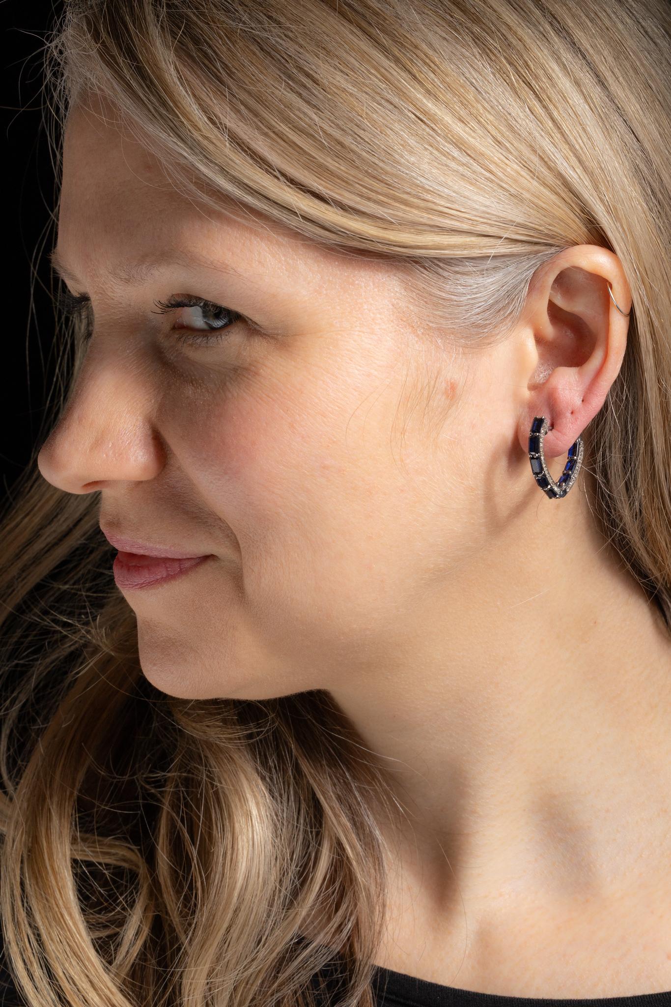 Cerchi a forma di V con zaffiro blu e diamante all'interno In condizioni ottime in vendita a Nantucket, MA