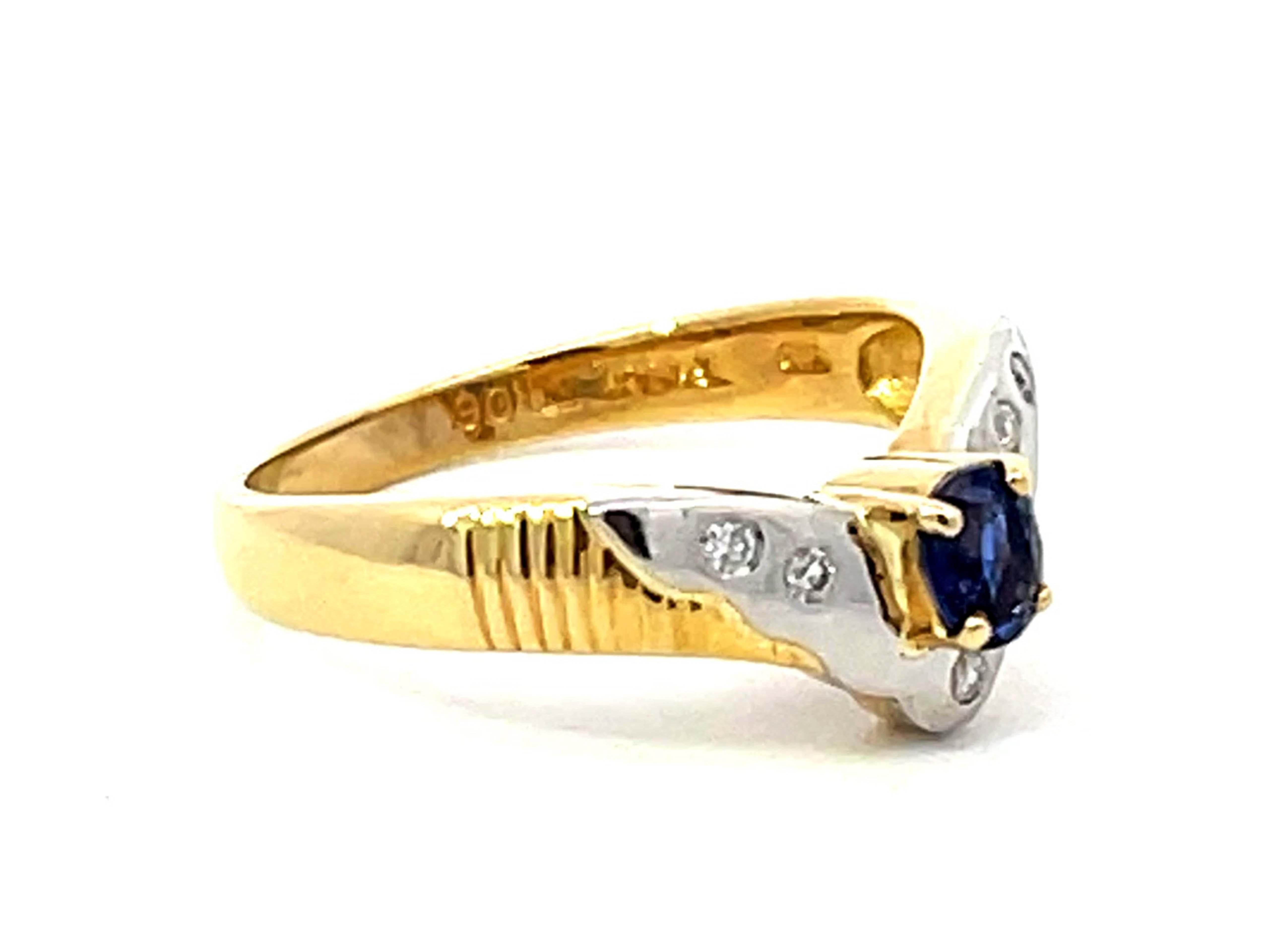 Modern V Shaped Blue Sapphire and Diamond Ring in 18k Yellow Gold and Platinum For Sale