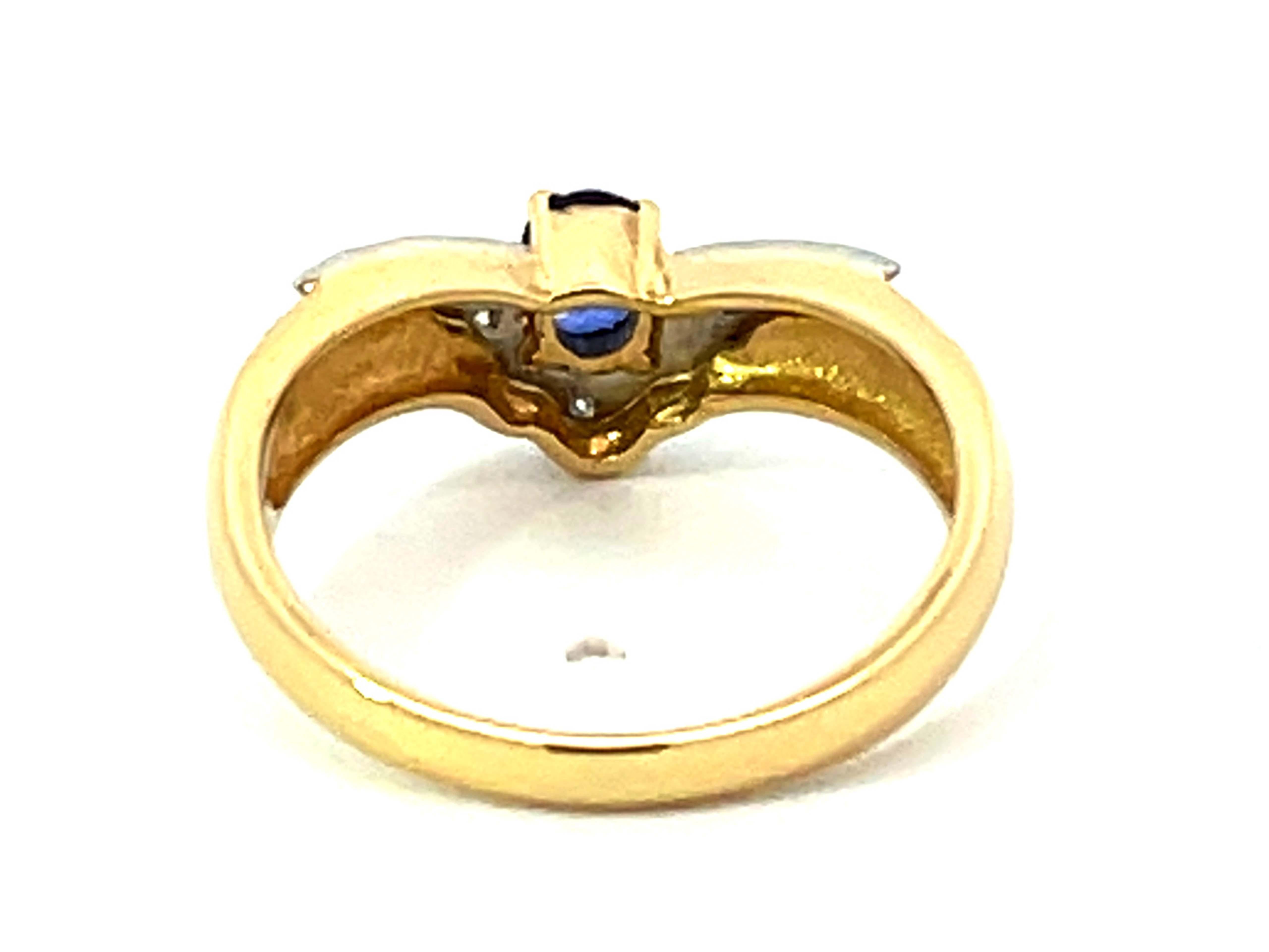 Bague en or jaune 18 carats et platine avec saphir bleu en forme de V et diamants en vente 1