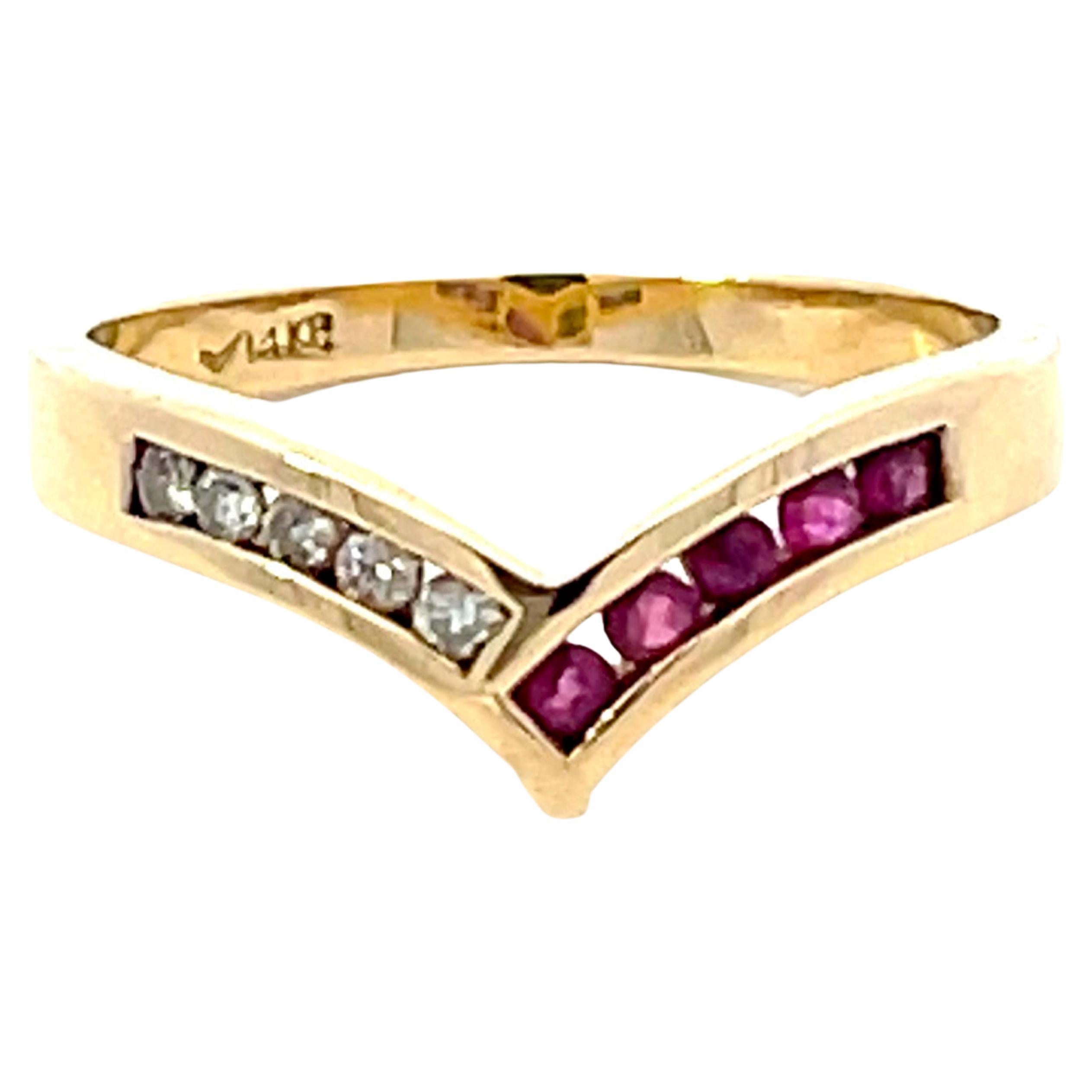 Bague en or jaune 14k avec diamant et rubis en forme de V