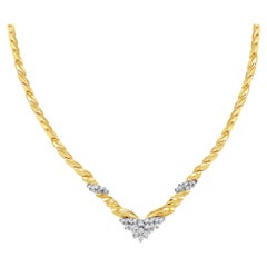 Collier de style vintage en or jaune 14 carats avec diamants bicolores en forme de « V »
