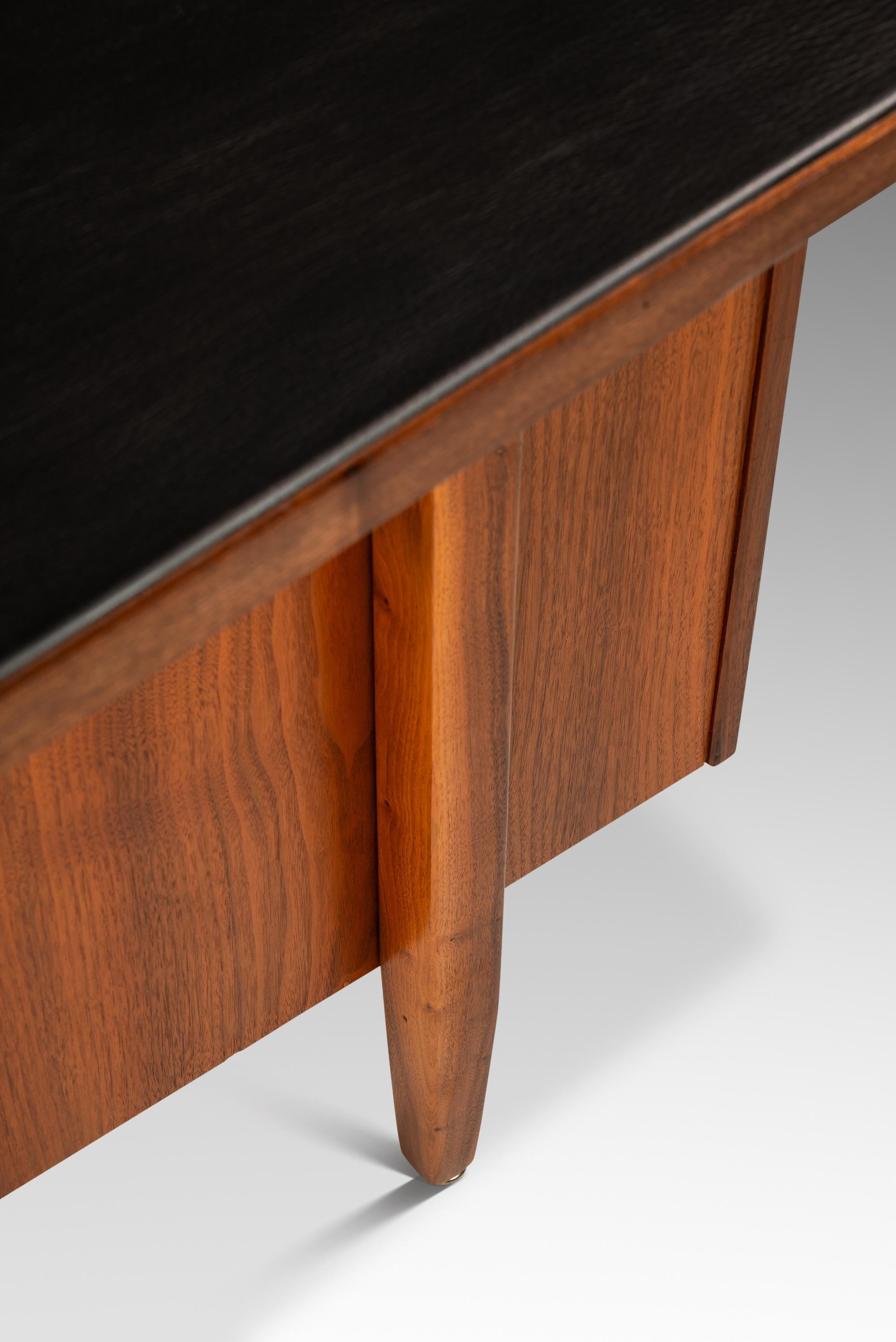 Scrivania in noce a forma di V con piano in pelle nera di Harvey Probber, USA, 1960 ca. in vendita 3