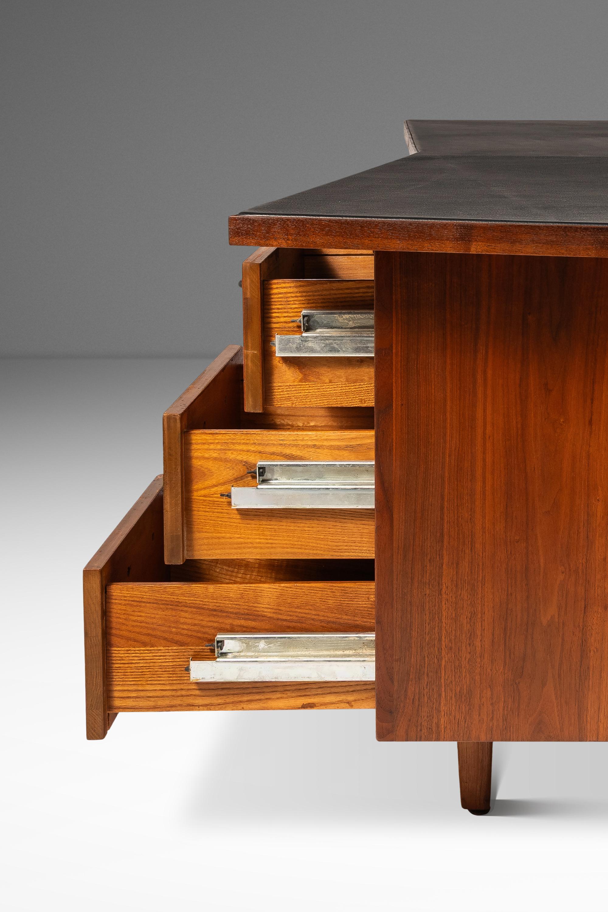 Scrivania in noce a forma di V con piano in pelle nera di Harvey Probber, USA, 1960 ca. in vendita 4