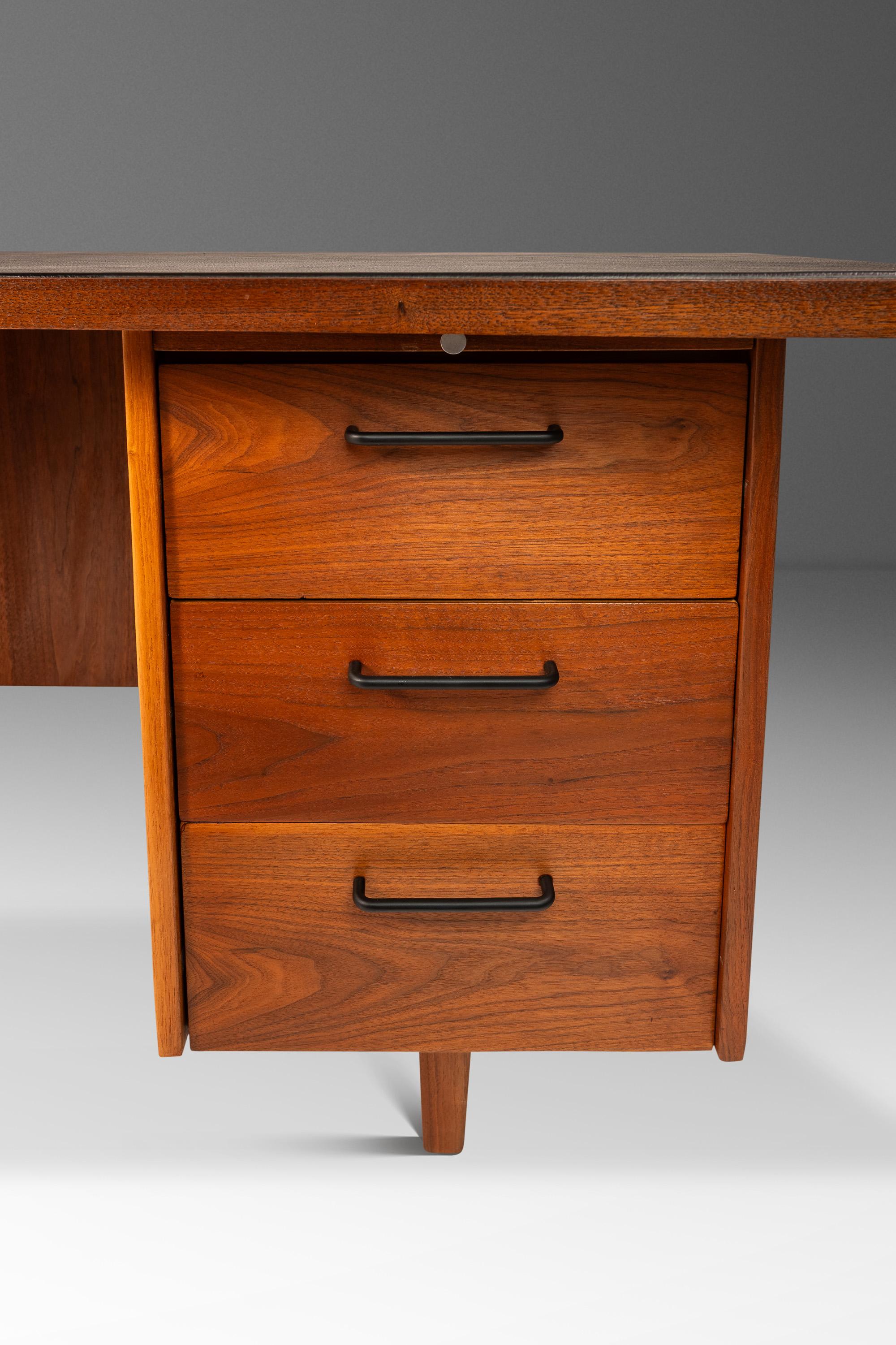 Scrivania in noce a forma di V con piano in pelle nera di Harvey Probber, USA, 1960 ca. in vendita 5