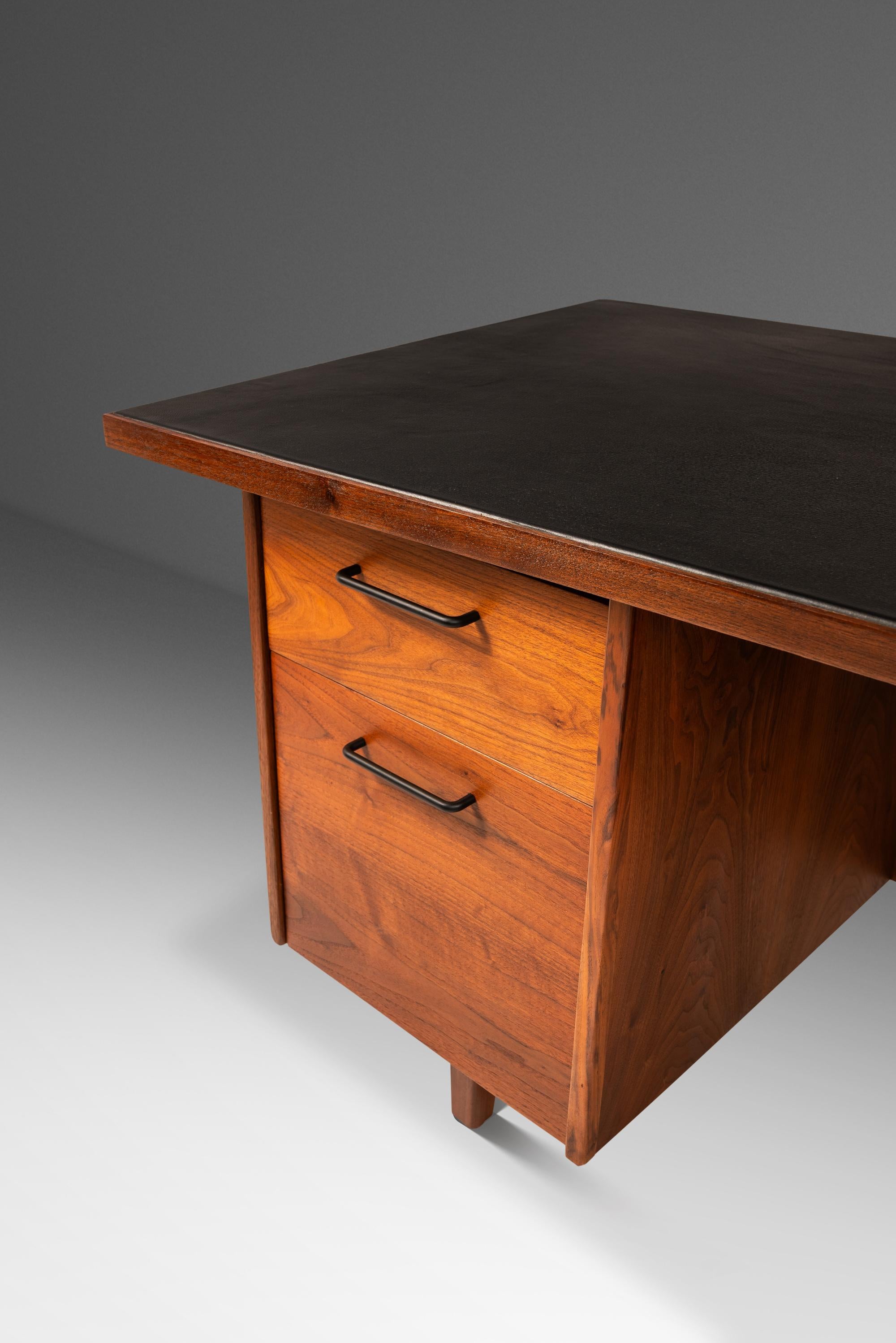 Scrivania in noce a forma di V con piano in pelle nera di Harvey Probber, USA, 1960 ca. in vendita 6
