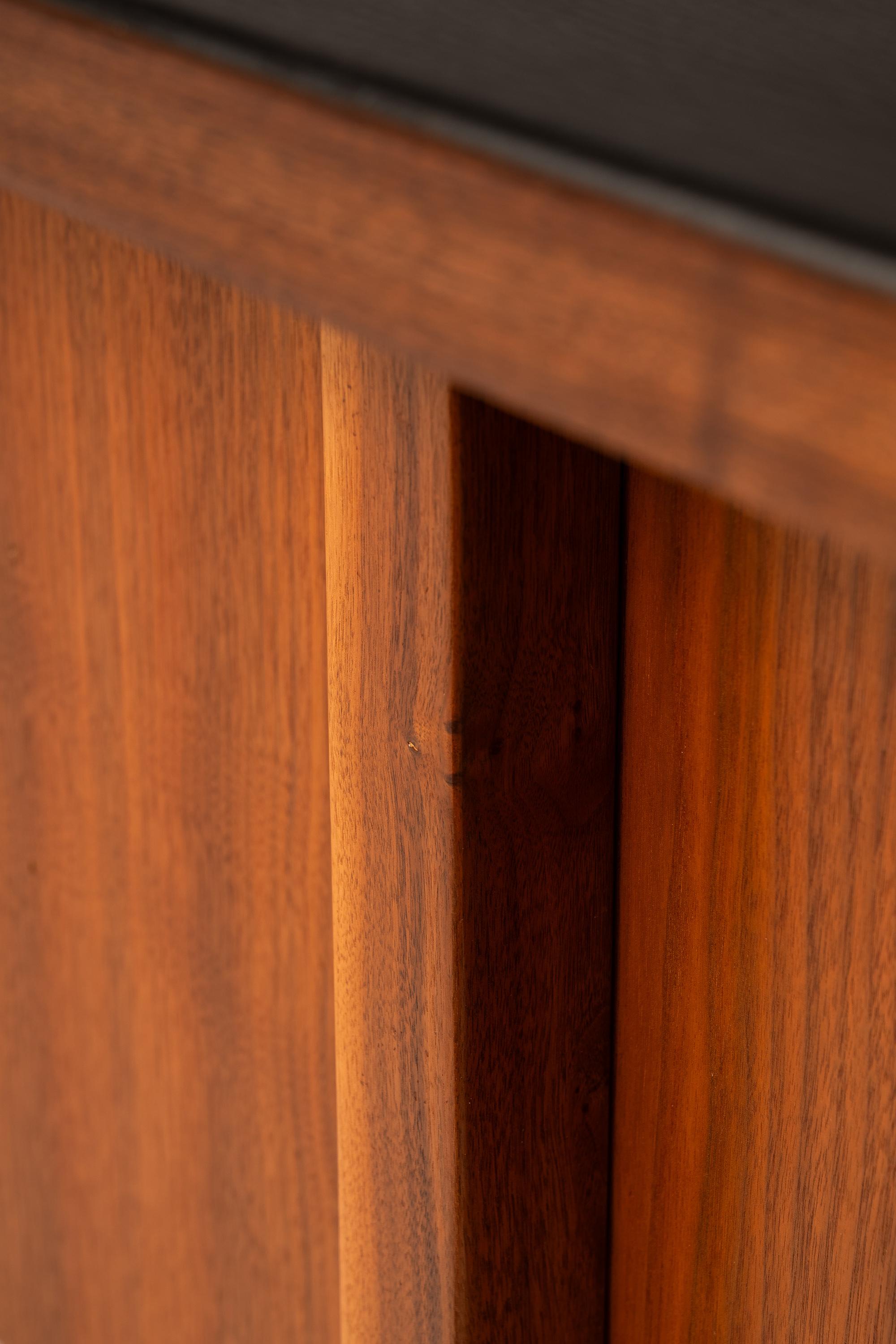 Scrivania in noce a forma di V con piano in pelle nera di Harvey Probber, USA, 1960 ca. in vendita 7