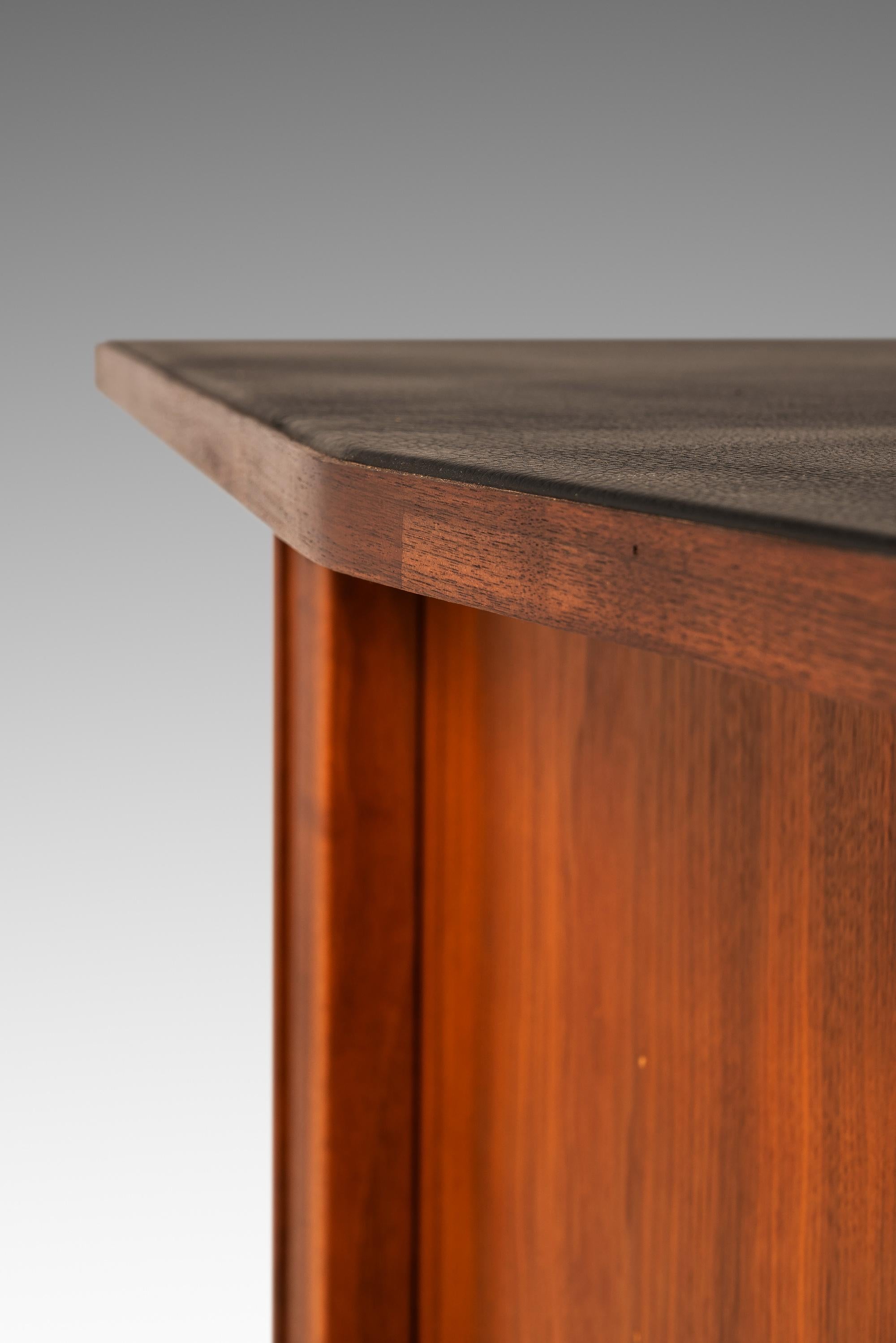 Scrivania in noce a forma di V con piano in pelle nera di Harvey Probber, USA, 1960 ca. in vendita 8