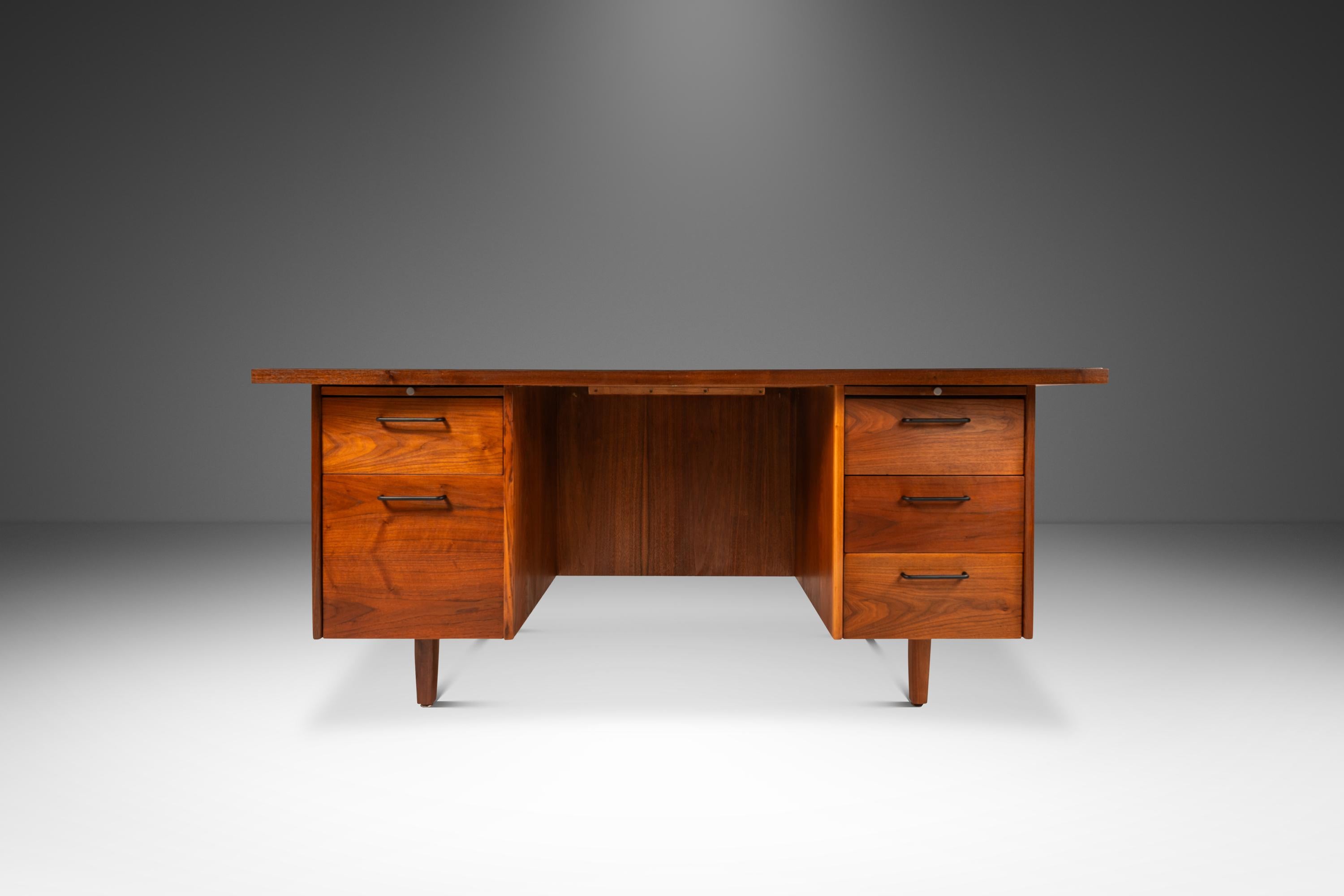 Questa imponente scrivania direzionale a forma di V, ispirata agli innovativi design di Harvey Probber, cattura l'elegante raffinatezza dello stile Mid-Century Modern degli anni Sessanta. Realizzata negli Stati Uniti in noce nero americano, la