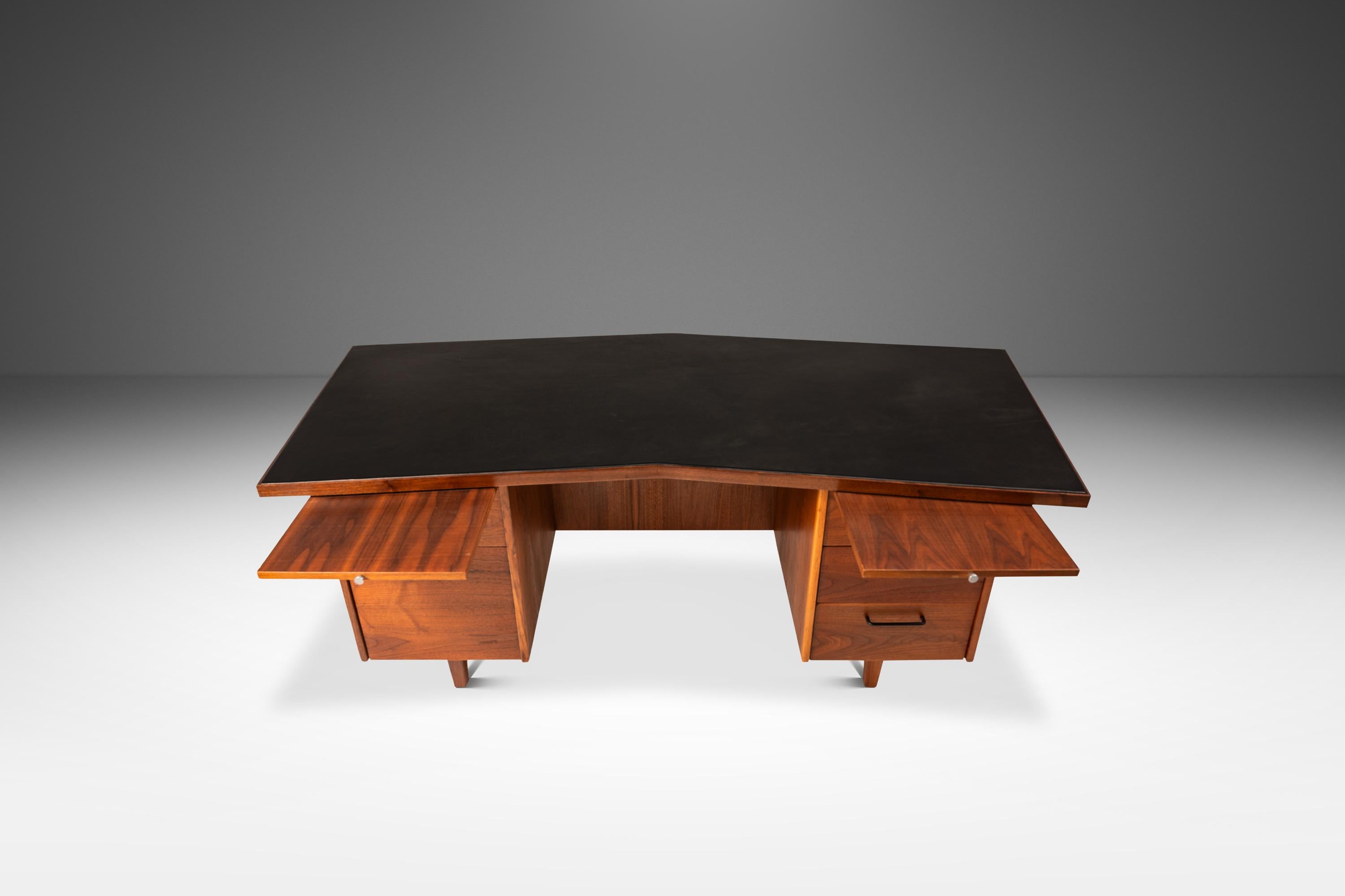 Mid-Century moderno Scrivania in noce a forma di V con piano in pelle nera di Harvey Probber, USA, 1960 ca. in vendita