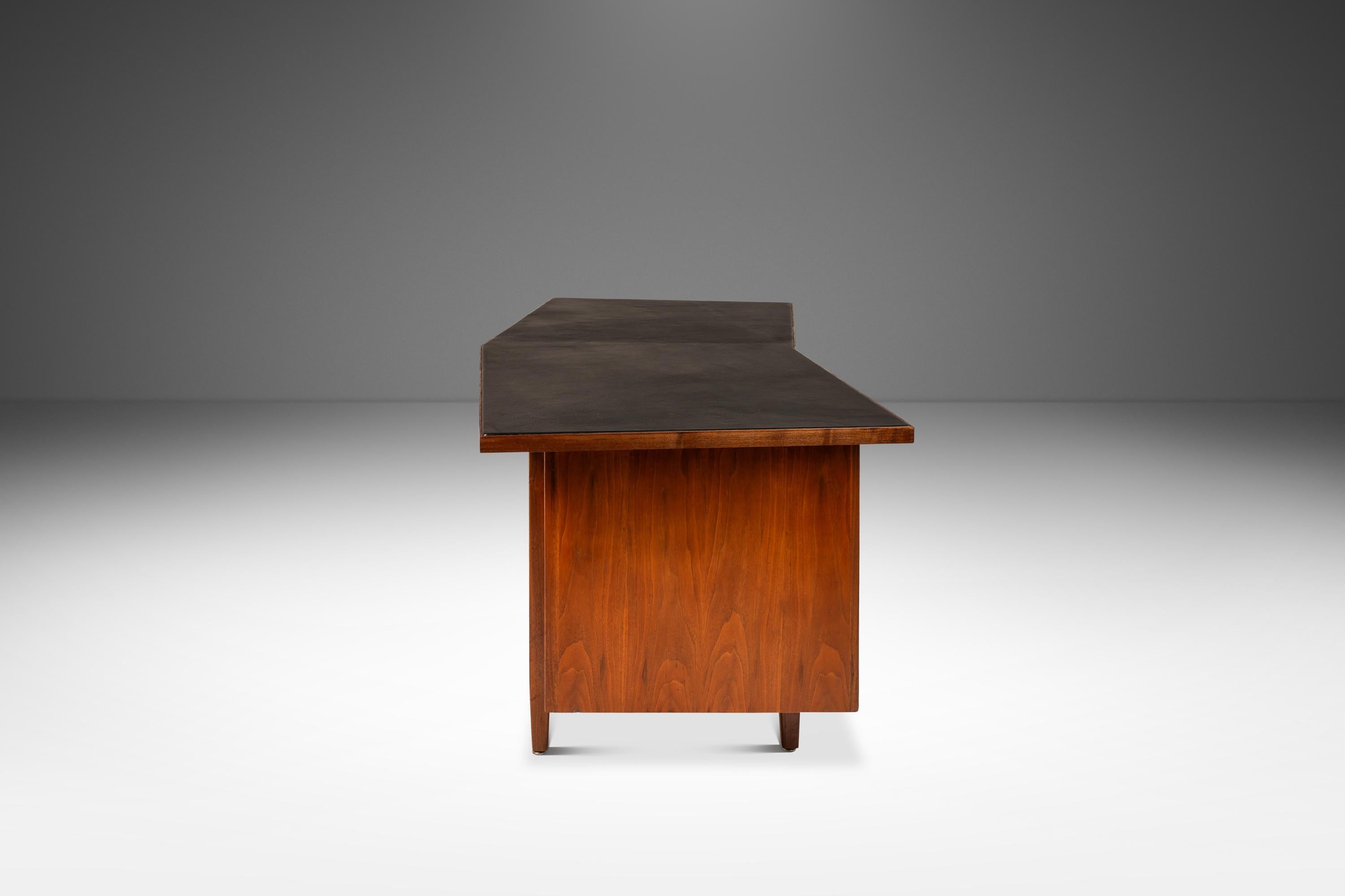 Americano Scrivania in noce a forma di V con piano in pelle nera di Harvey Probber, USA, 1960 ca. in vendita
