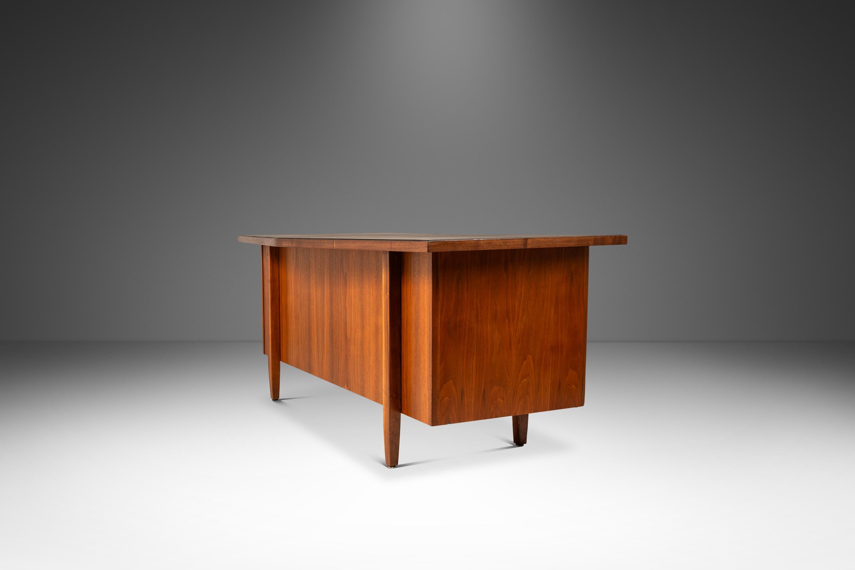 Scrivania in noce a forma di V con piano in pelle nera di Harvey Probber, USA, 1960 ca. In condizioni buone in vendita a Deland, FL