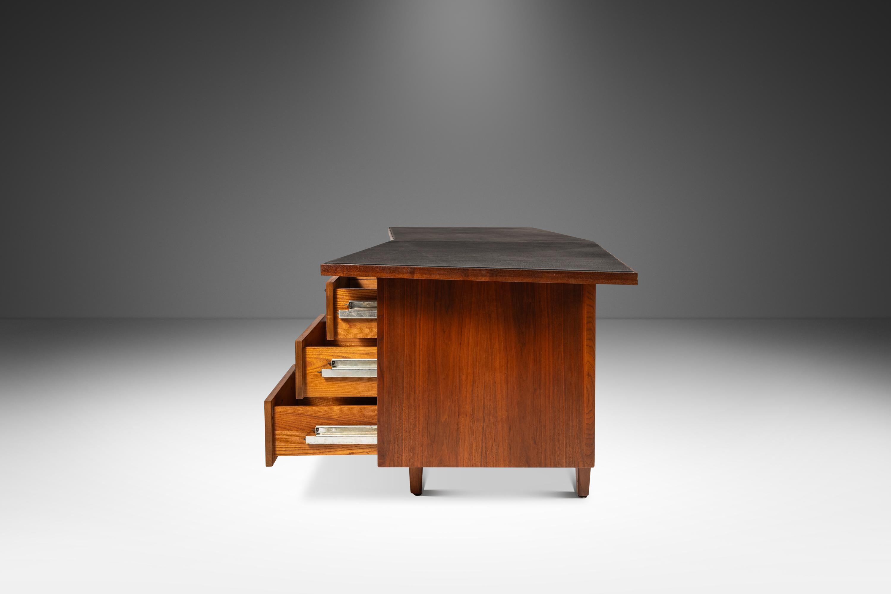 Metà XX secolo Scrivania in noce a forma di V con piano in pelle nera di Harvey Probber, USA, 1960 ca. in vendita