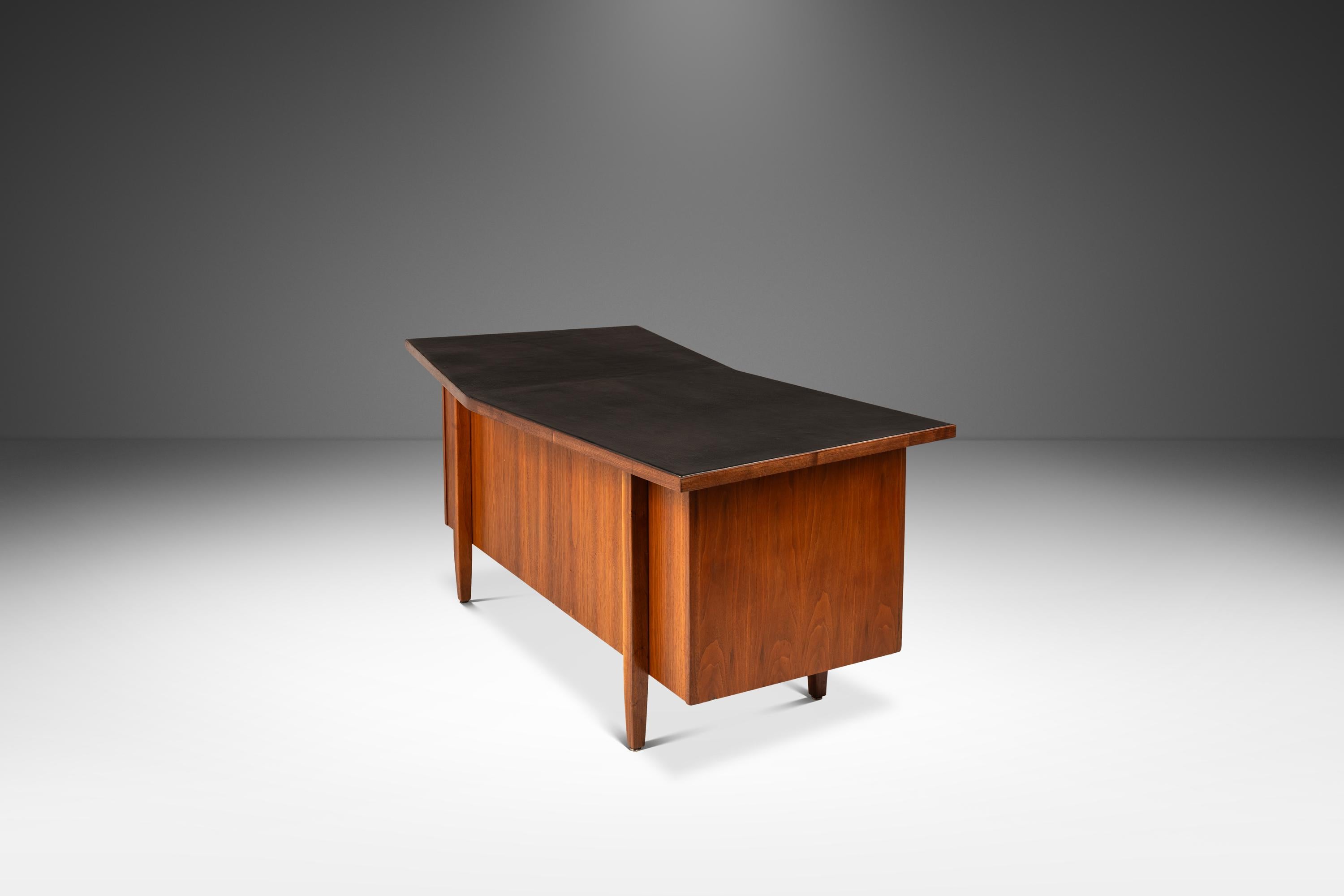 Pelle Scrivania in noce a forma di V con piano in pelle nera di Harvey Probber, USA, 1960 ca. in vendita
