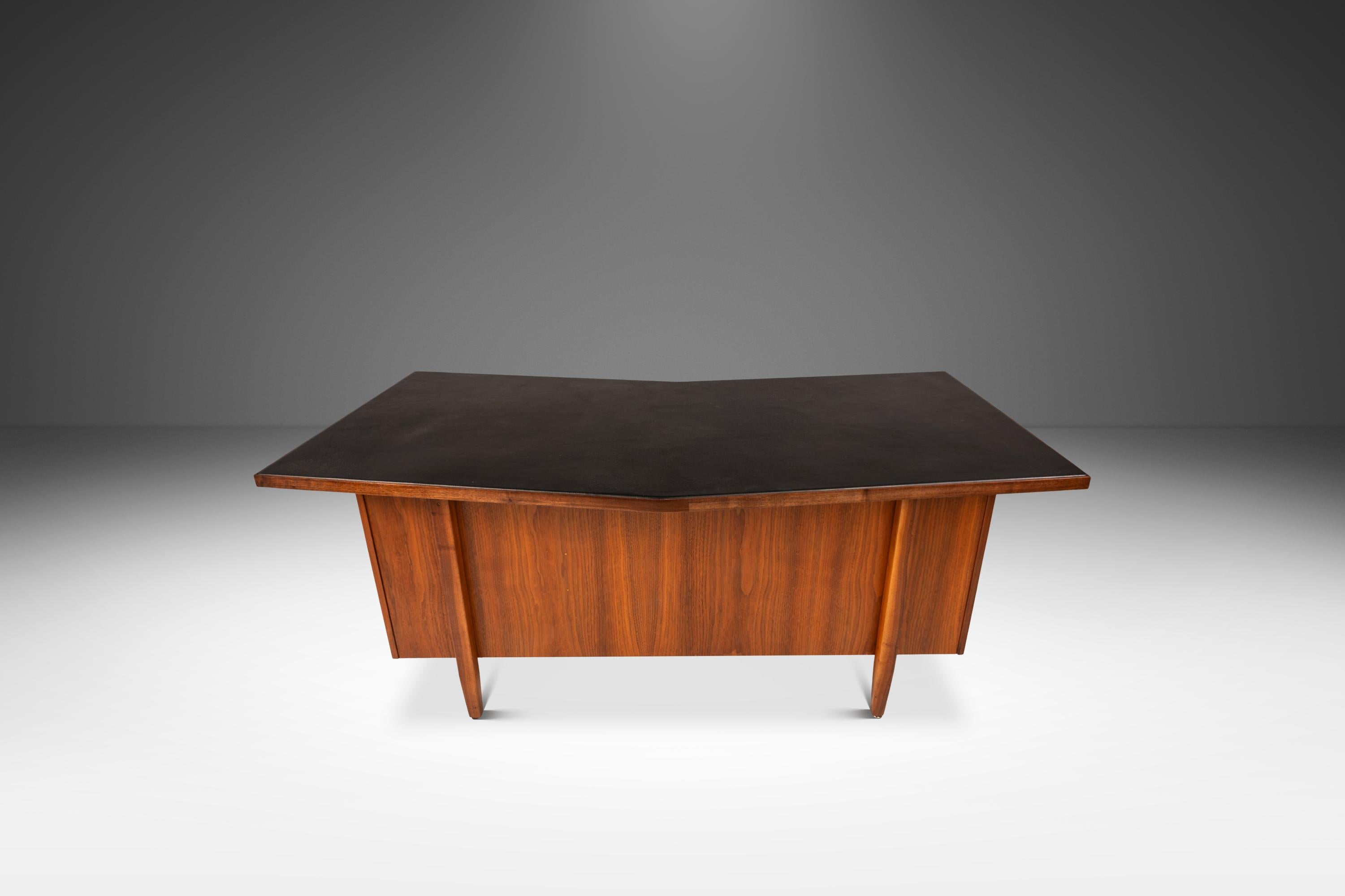 Scrivania in noce a forma di V con piano in pelle nera di Harvey Probber, USA, 1960 ca. in vendita 1
