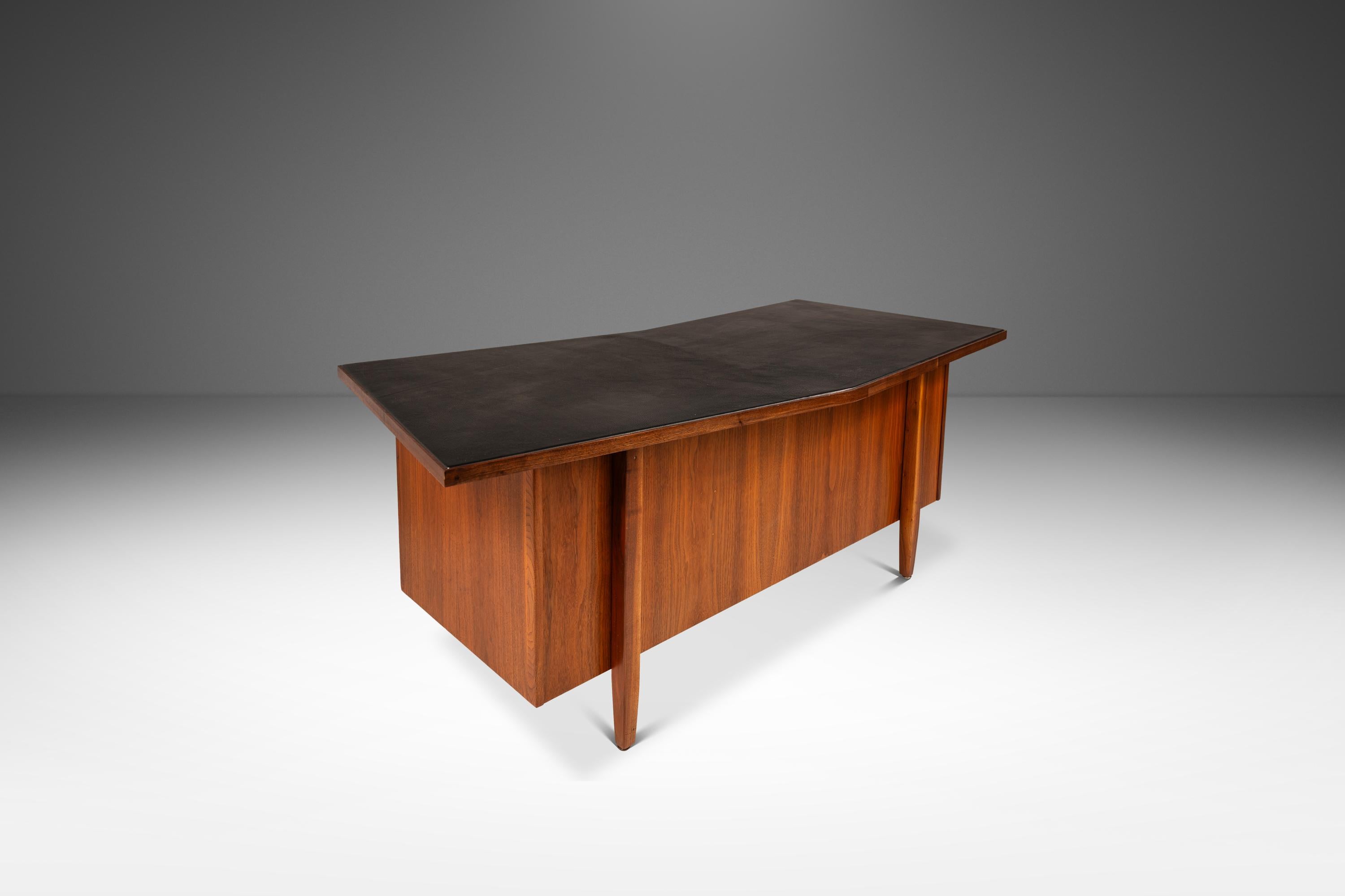 Scrivania in noce a forma di V con piano in pelle nera di Harvey Probber, USA, 1960 ca. in vendita 2