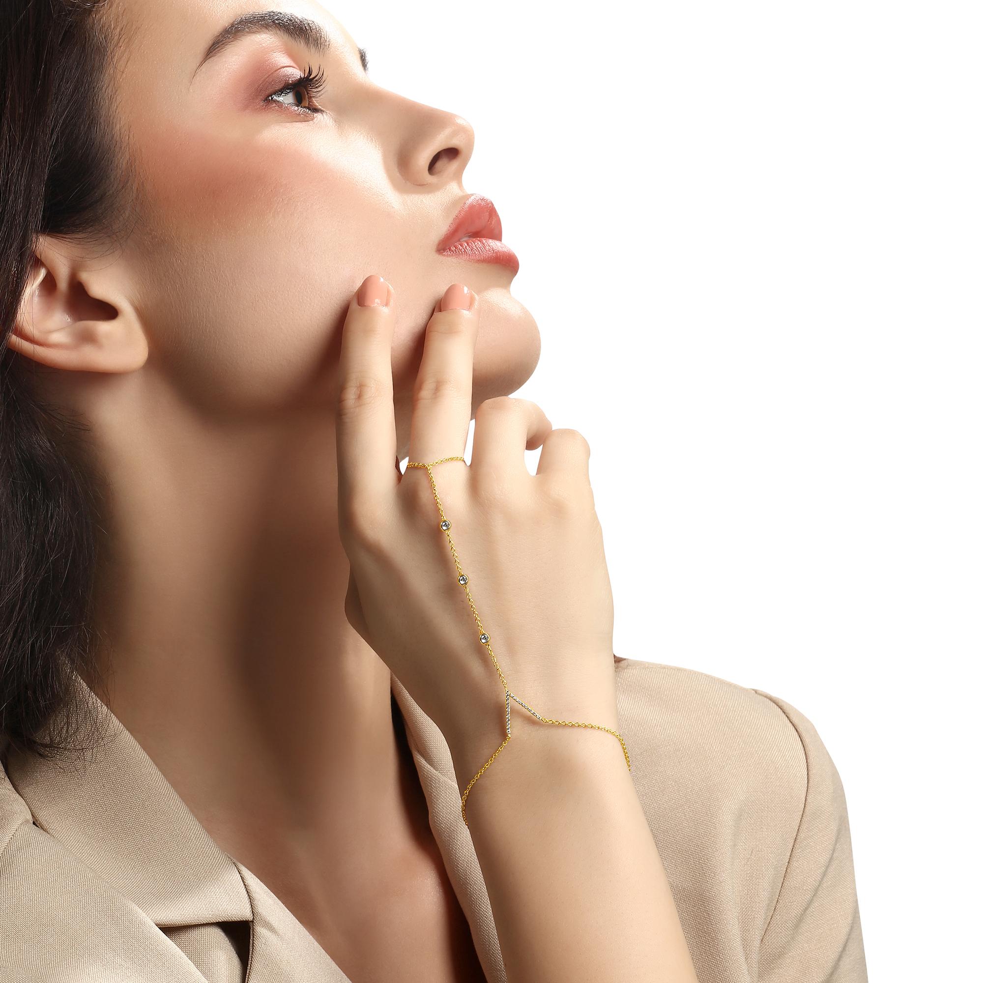 Schmücken Sie Ihre Hand mit der raffinierten Eleganz dieser Handkette aus 14 Karat Gelbgold, die mit 26 funkelnden Naturdiamanten verziert ist. Dieses zarte und doch luxuriöse Accessoire verleiht Ihrem Alltagsstil oder besonderen Anlässen einen
