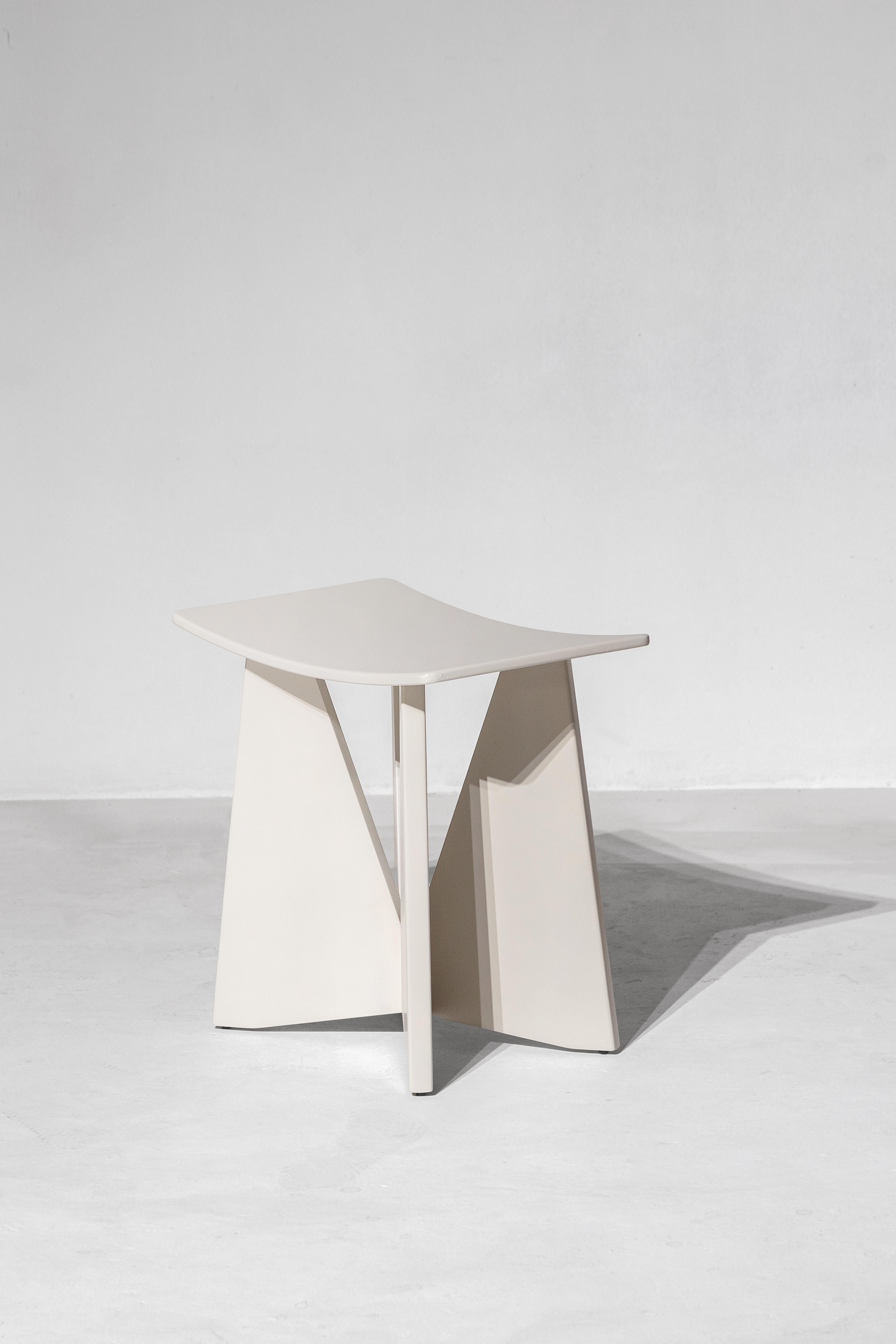 Arts and Crafts V, Stone Sgabello in legno a forma di scimmia di colore bianco in vendita