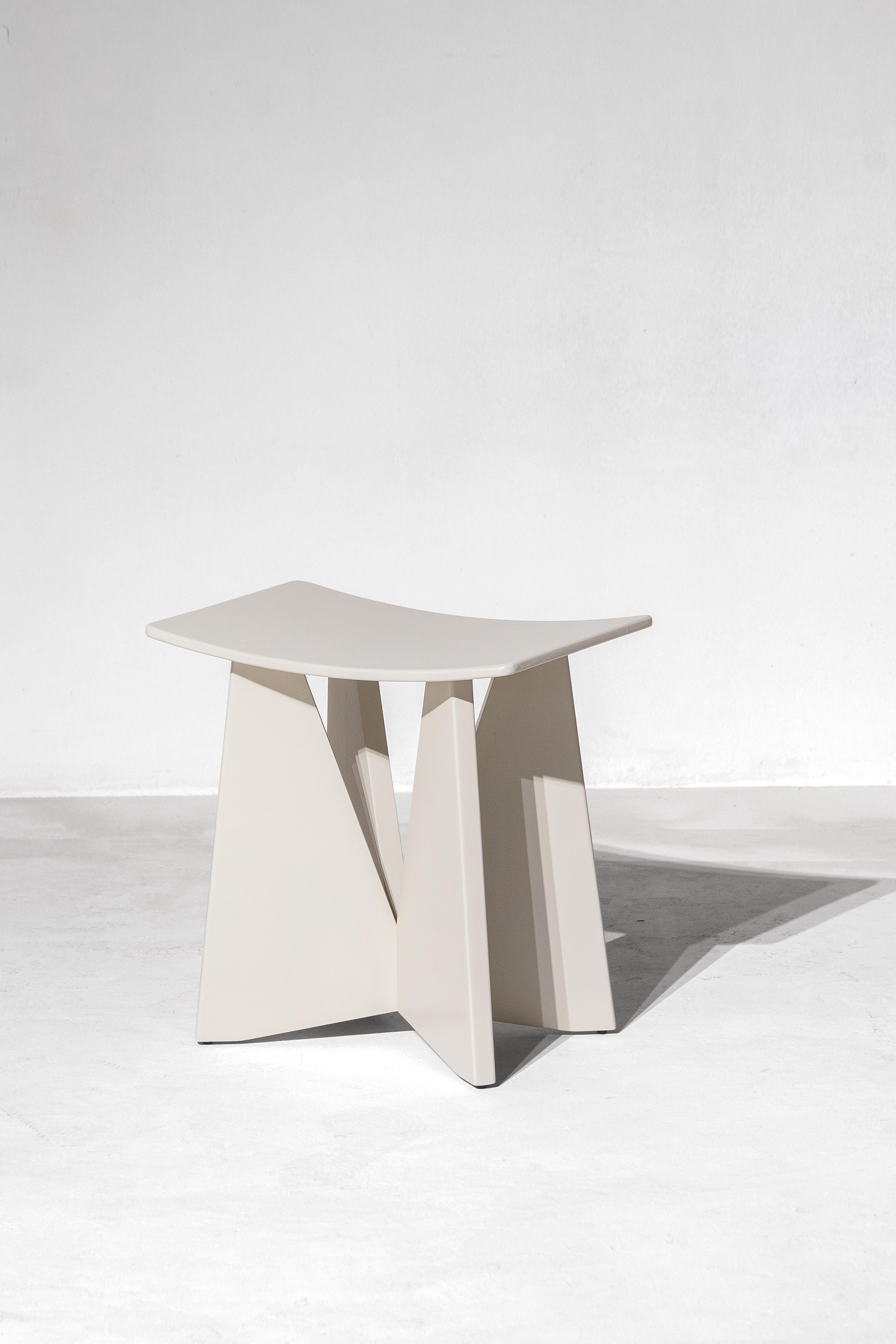 Thailandese V, Stone Sgabello in legno a forma di scimmia di colore bianco in vendita