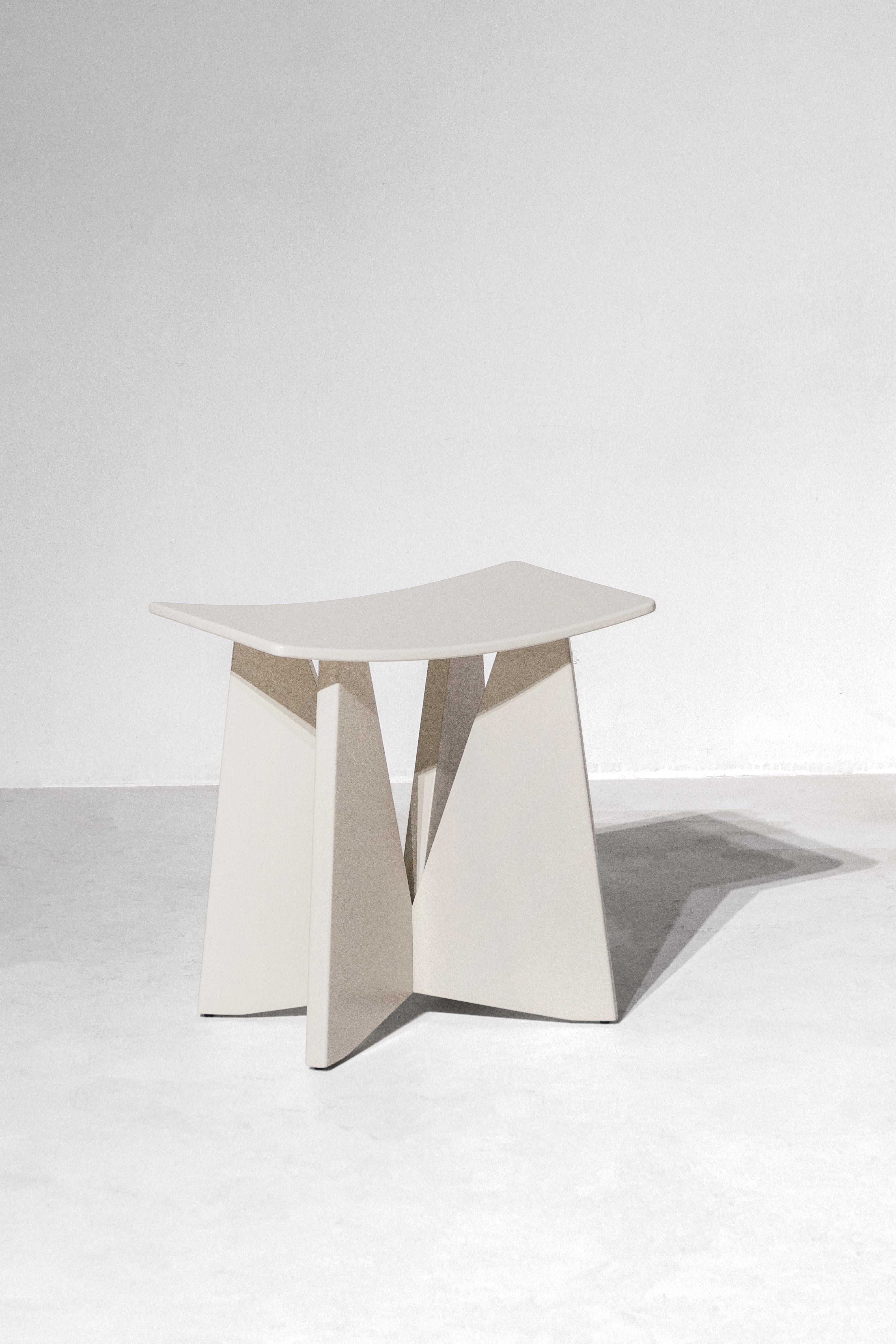 V, Stone Sgabello in legno a forma di scimmia di colore bianco In condizioni Nuovo in vendita a Chiangmai, TH