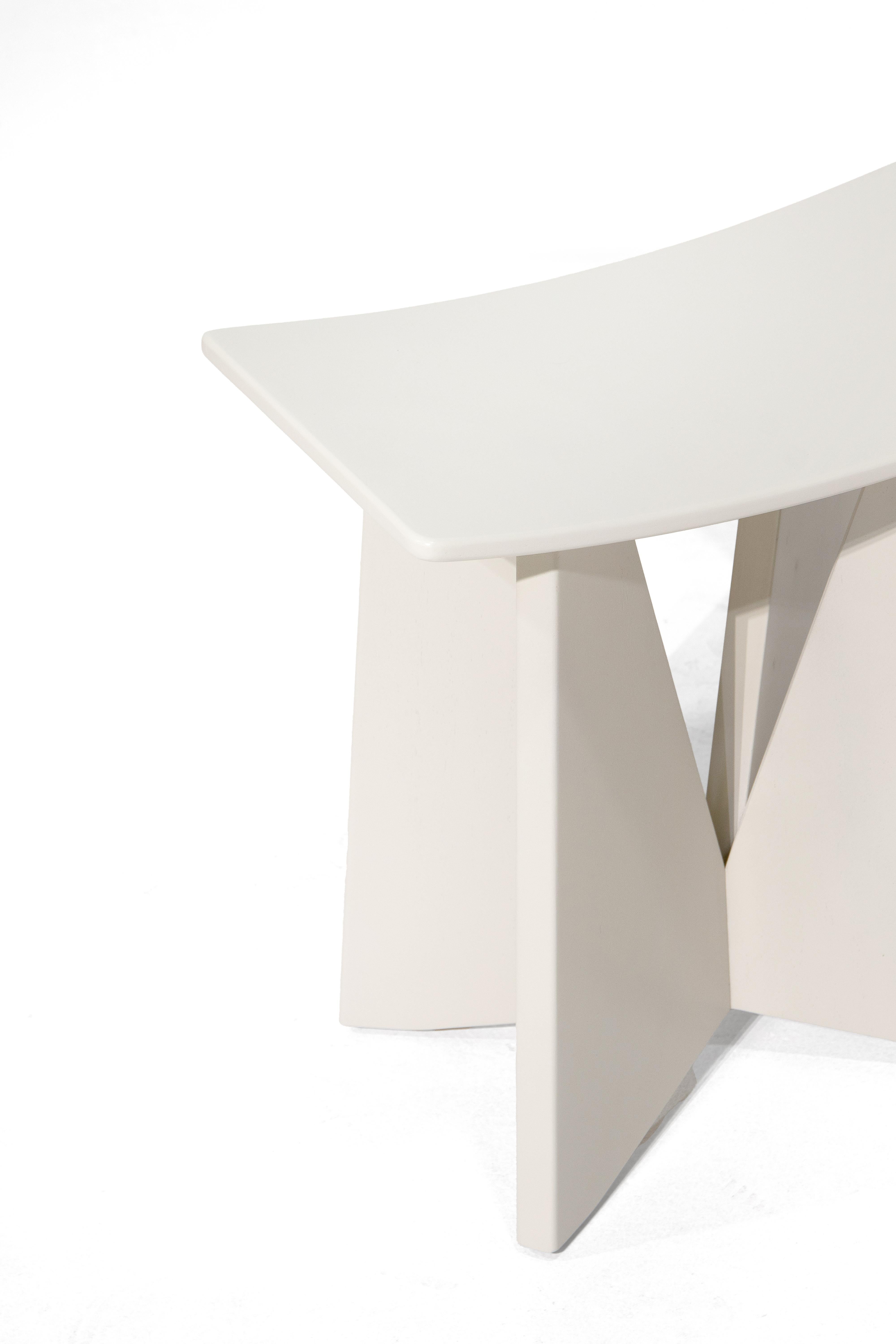XXI secolo e contemporaneo V, Stone Sgabello in legno a forma di scimmia di colore bianco in vendita