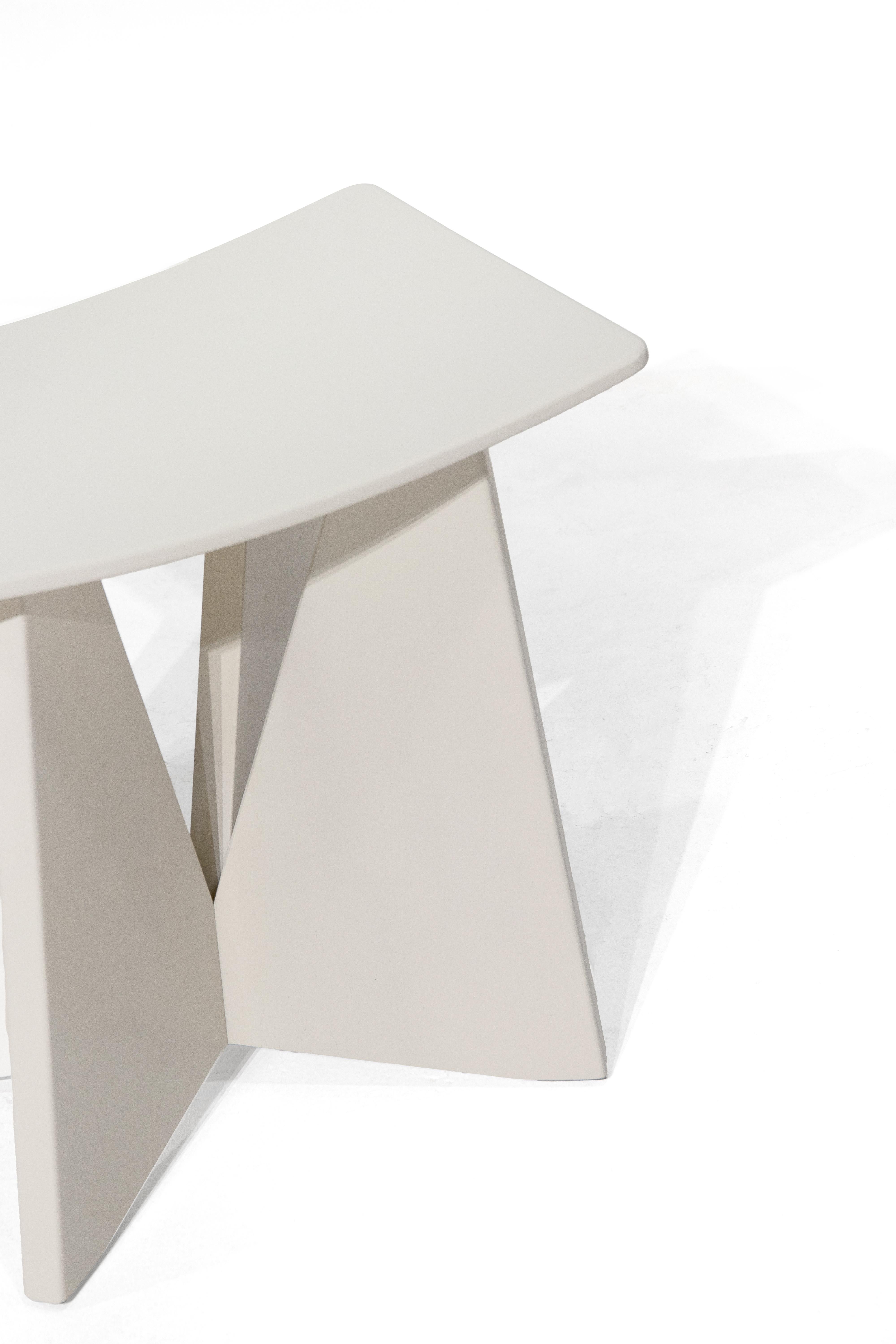 Legno V, Stone Sgabello in legno a forma di scimmia di colore bianco in vendita