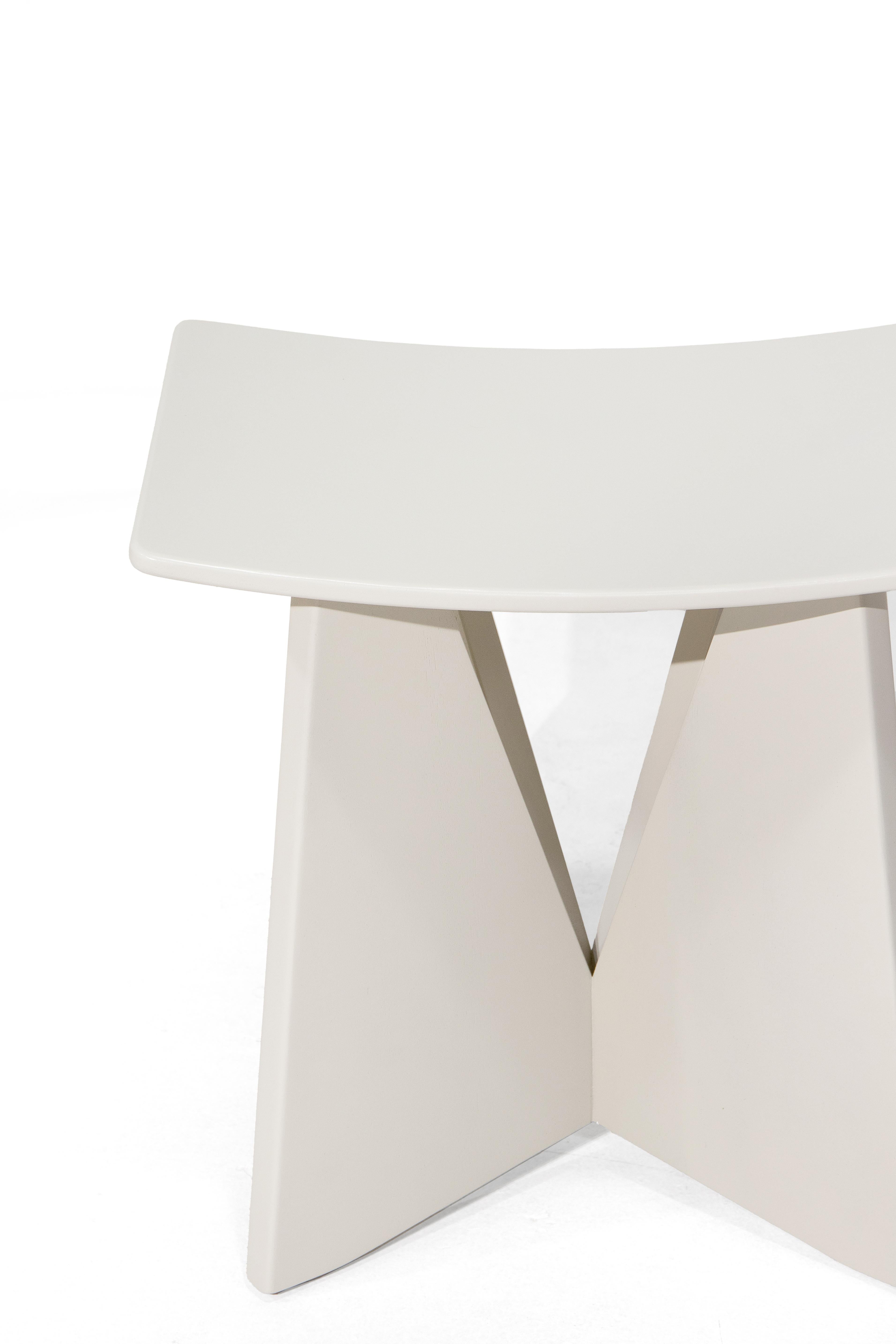 V, Stone Sgabello in legno a forma di scimmia di colore bianco in vendita 1