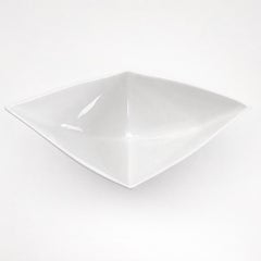 V-Vessel, vaso in ceramica bianca lucida di Alexey Krupinin