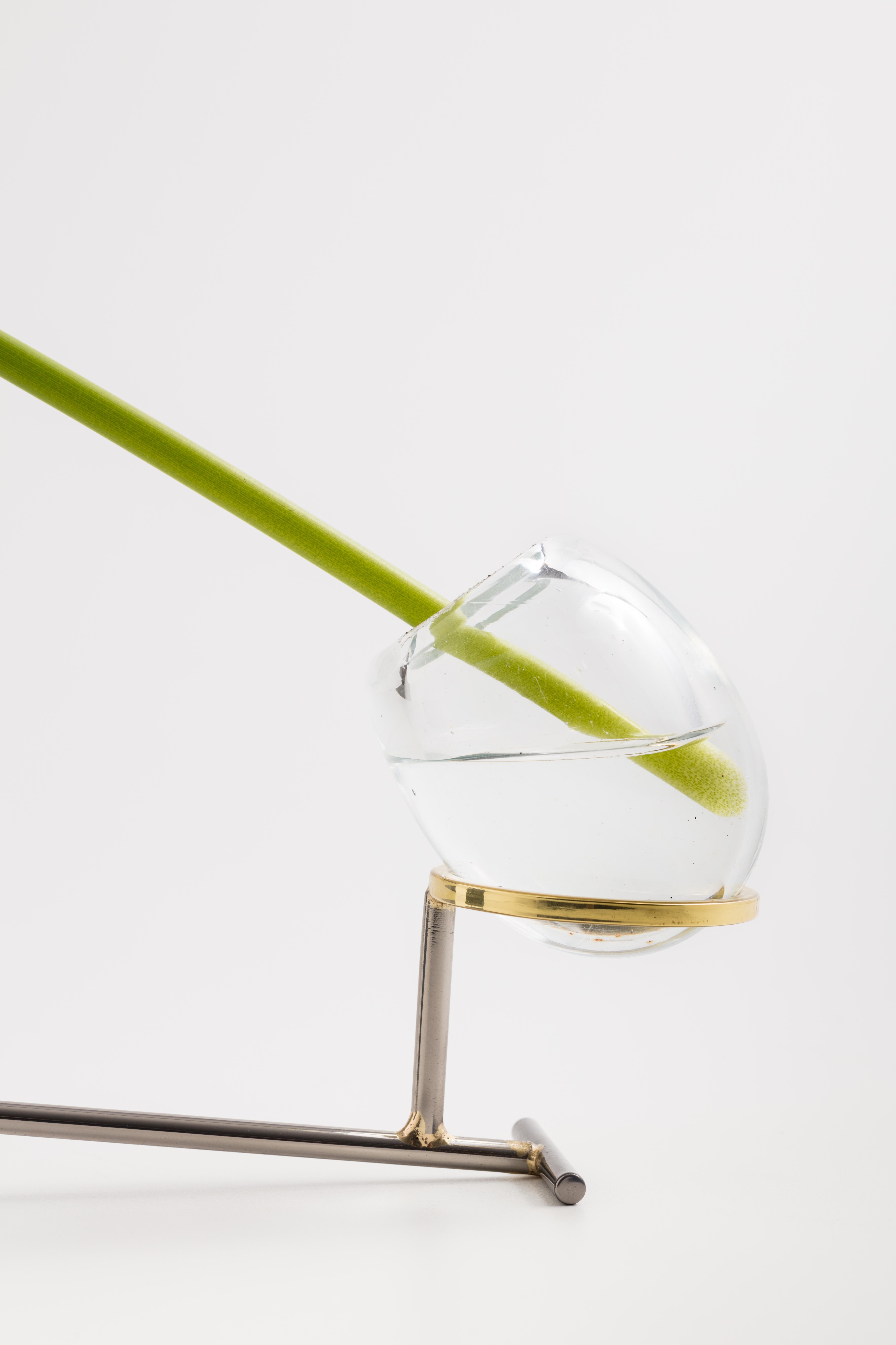 XXIe siècle et contemporain Vase solitaire contemporain minimaliste en acier, laiton et verre V1 en vente