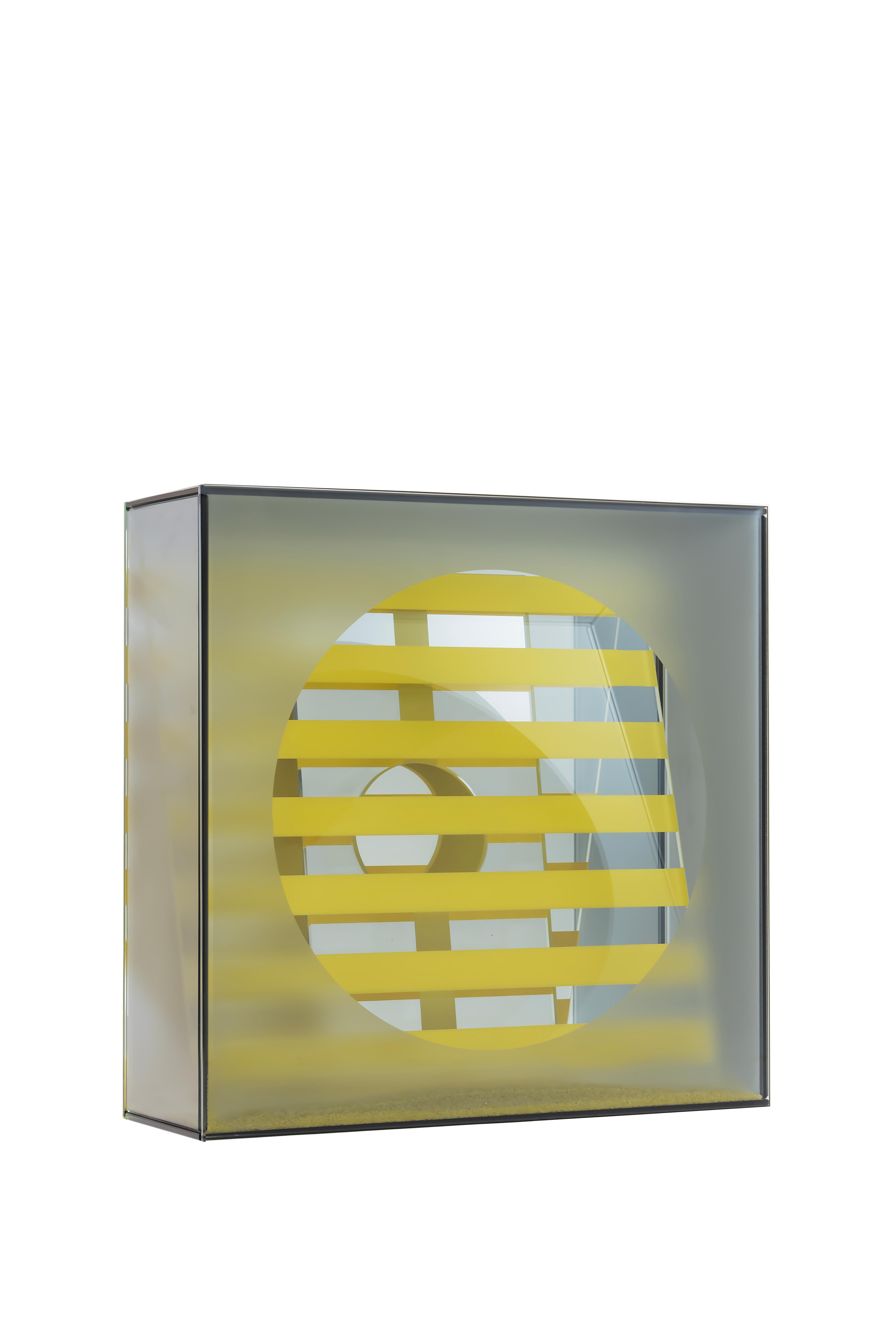 A three-dimensional illustration that takes on volume and shape through areas in light and others in shadow. The deconstruction of reflections on several levels is defined thanks to the calibrated alternation of transparent, reflective, satin or