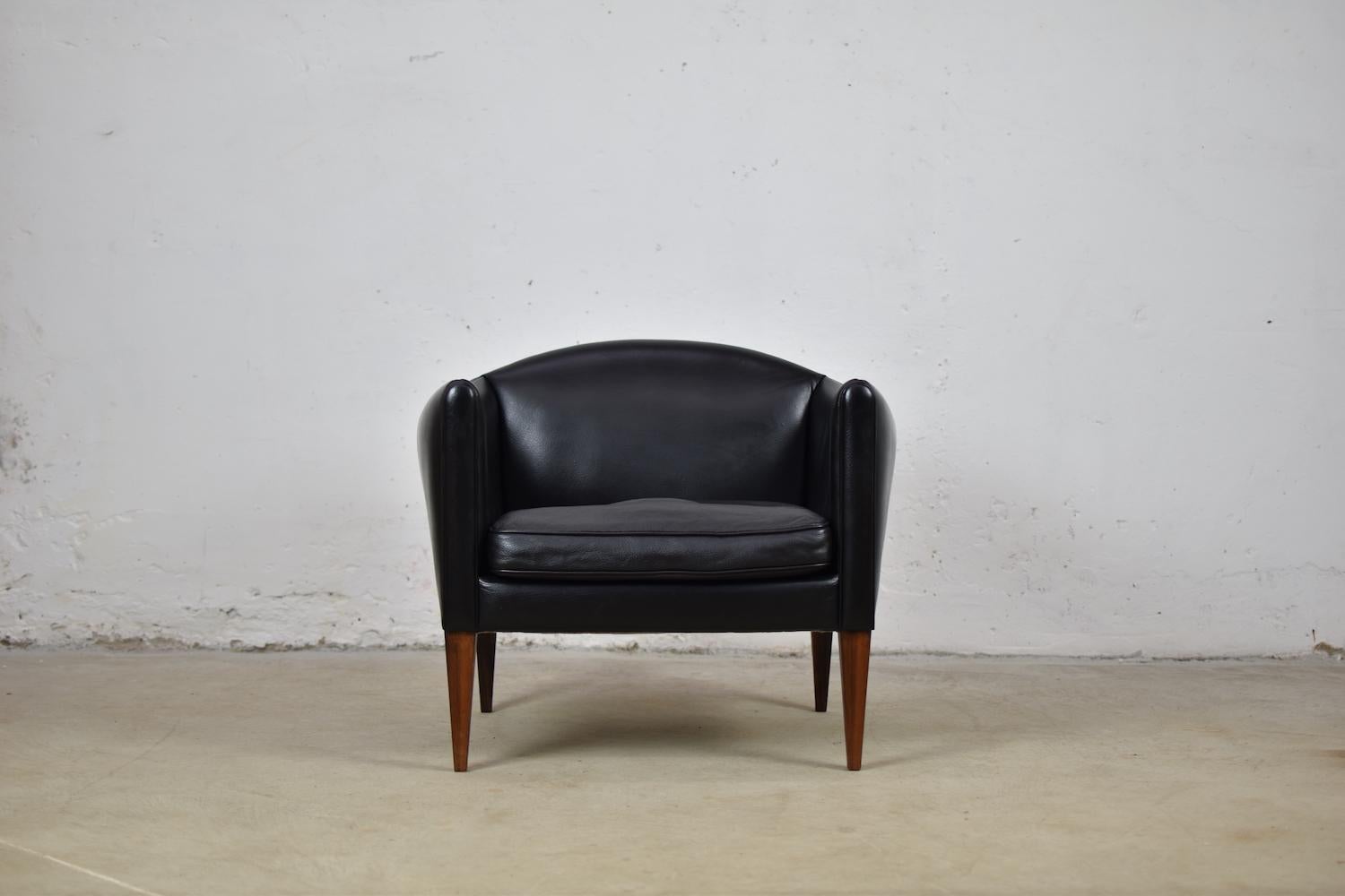 Danish V12 Easy Chair by Illum Wikkelsø for Søren Willadsen Møbelfabrik, Denmark, 1960s