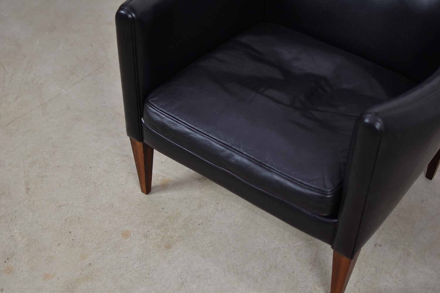 V12 Easy Chair by Illum Wikkelsø for Søren Willadsen Møbelfabrik, Denmark, 1960s In Good Condition In Antwerp, BE