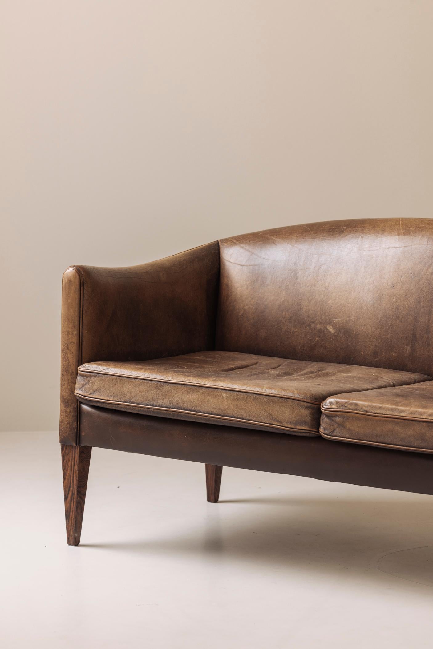 Scandinave moderne Canapé V12 par Illum Wikkelsø pour Holger Christiansen, Danemark, années 1960 en vente