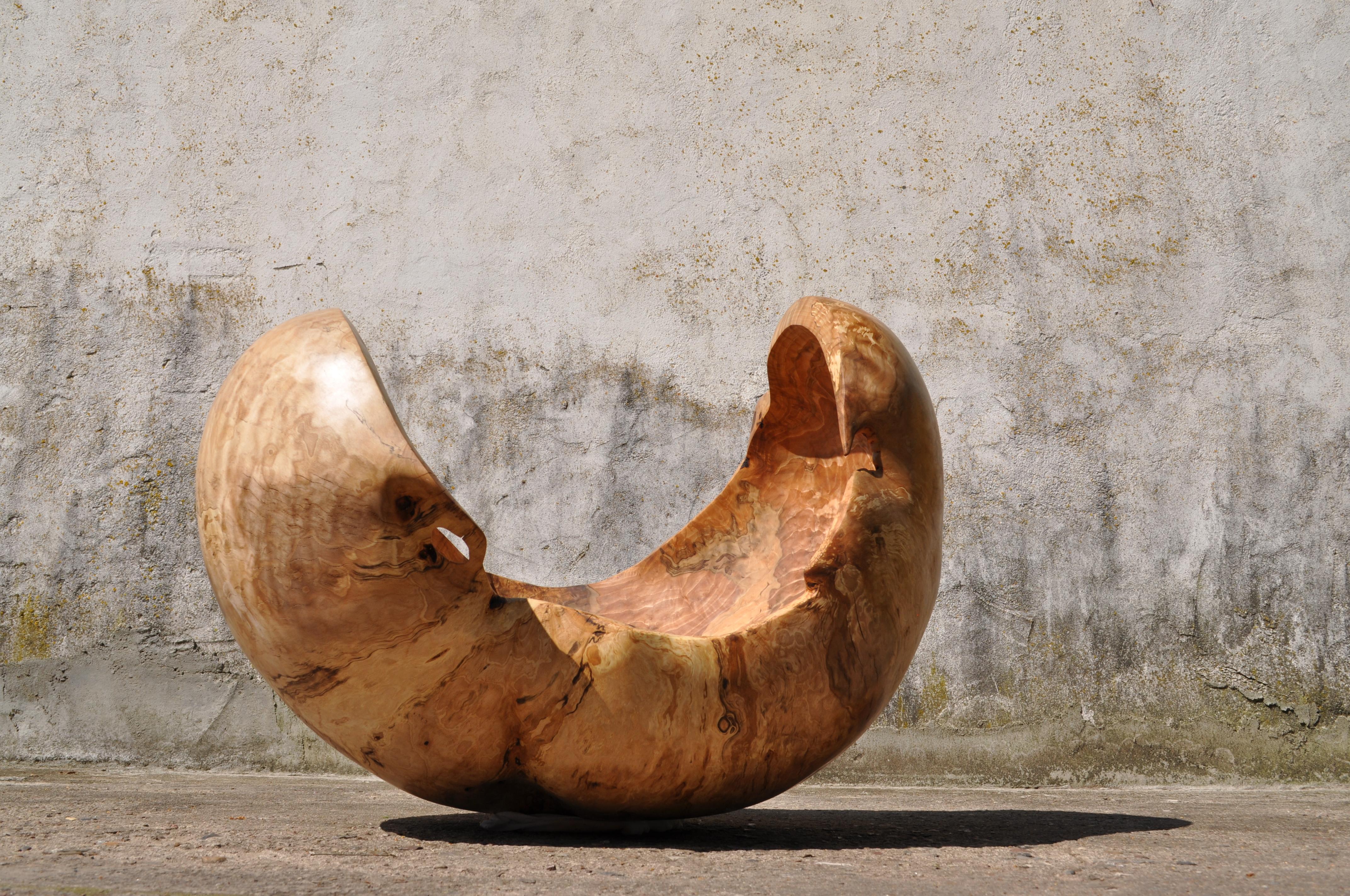 V1346 Vessel in Natural Beech Wood by Jörg Pietschmann
Dimensions: D 75 x W 90 x H 76 cm.
Materials: Beech wood.

In Pietschmann’s sculptures, trees that for centuries were part of a landscape and founded in primordial forces tell stories inscribed