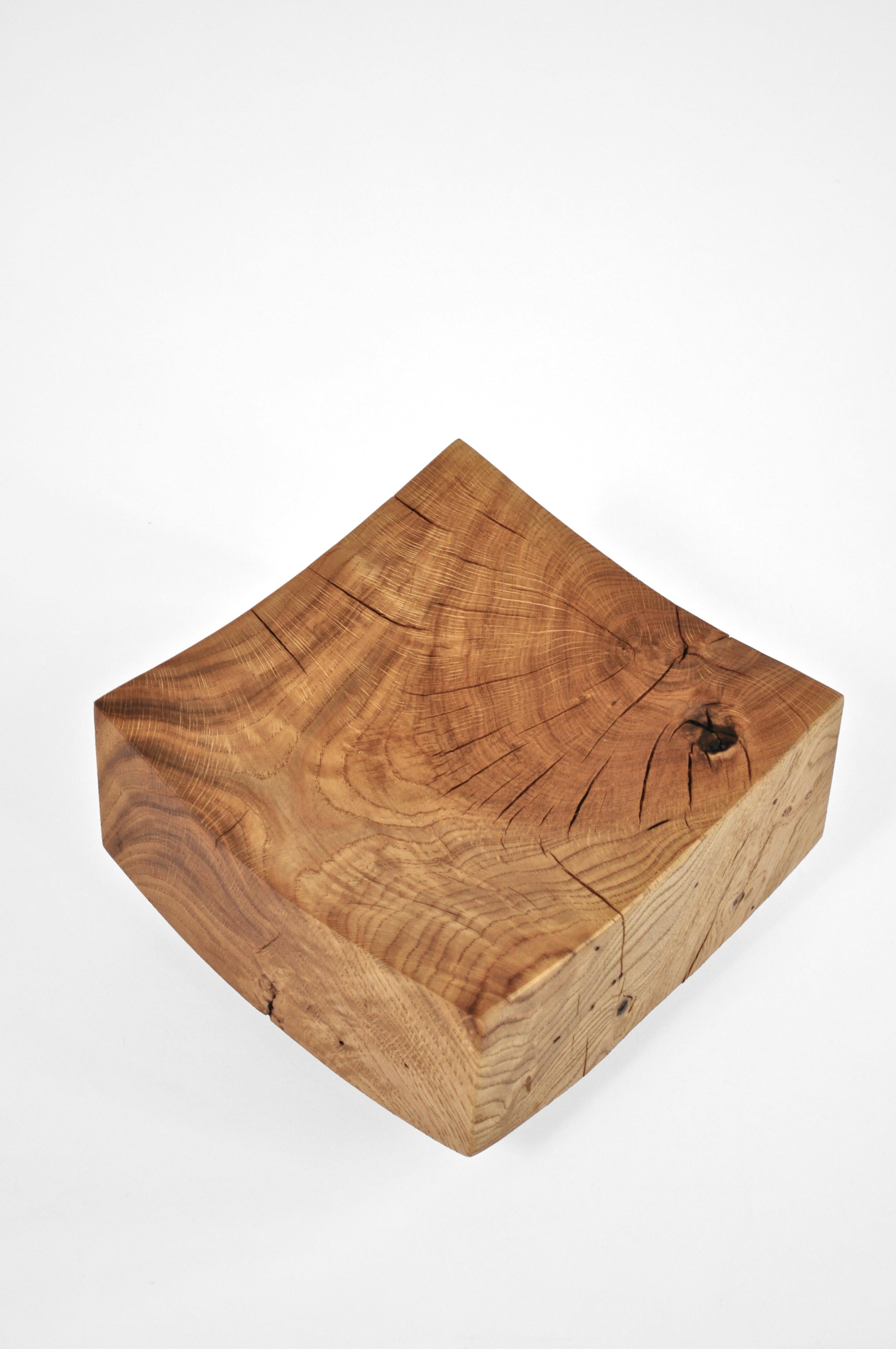 V1719 Recipiente de madera de roble natural by Jörg Pietschmann
Dimensiones: P 22 x An 22 x Al 14 cm.
Materiales: Madera de roble.

En las esculturas de Pietschmann, árboles que durante siglos formaron parte de un paisaje y se fundieron en fuerzas
