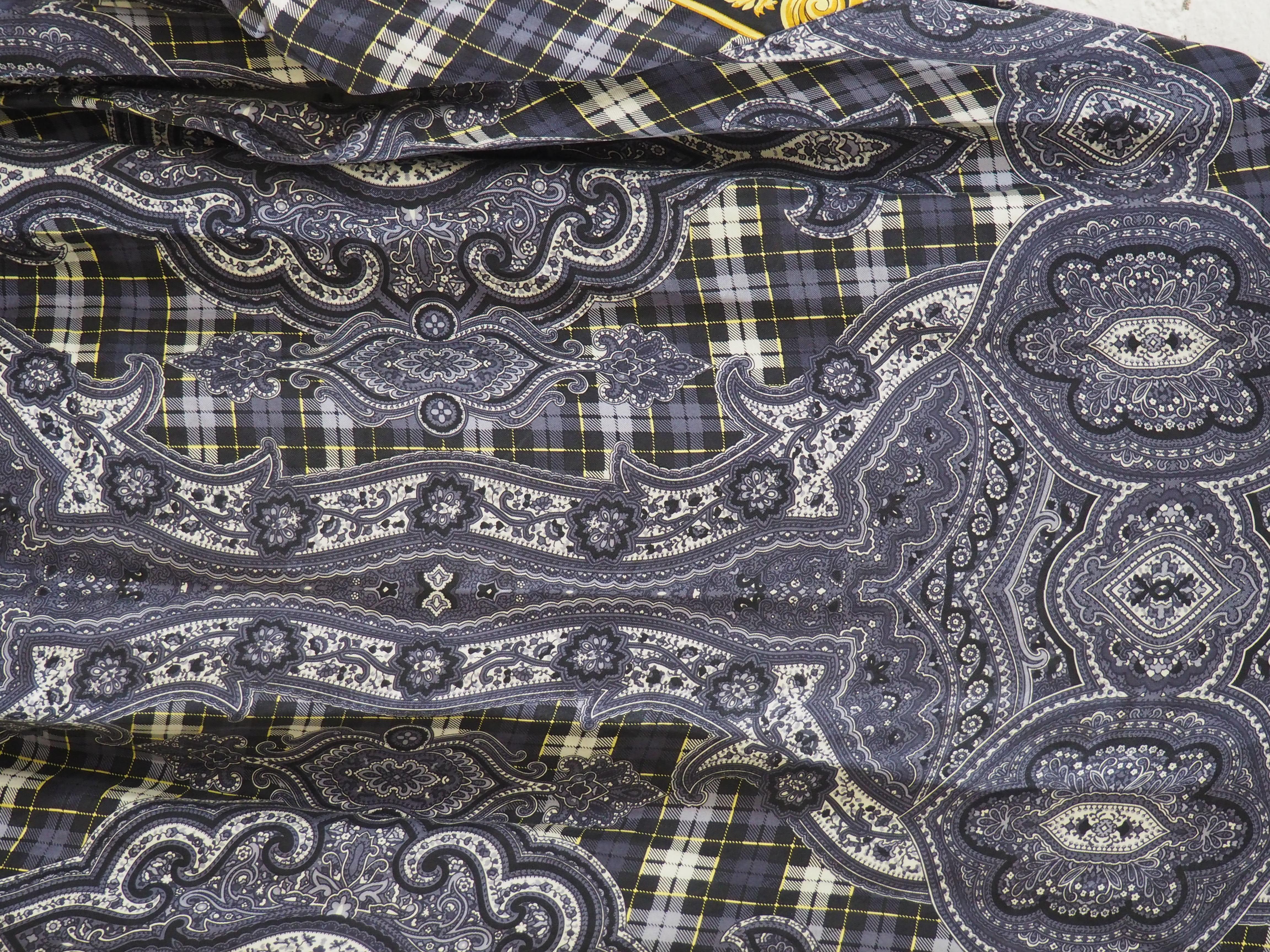 V2 by Gianni Versace Shirt In Excellent Condition In Capri, IT