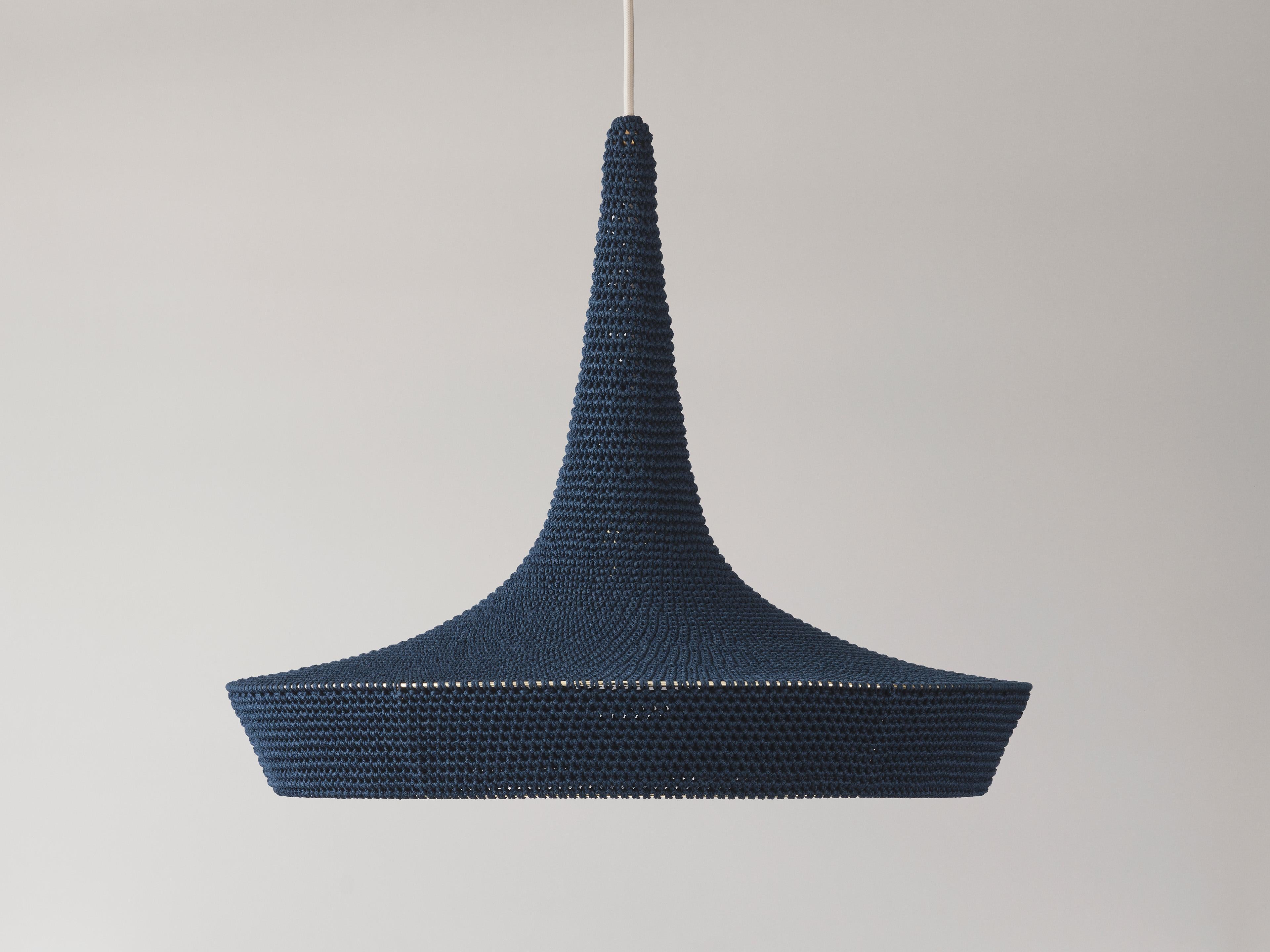 LIGHT / SHADE Collection sind Downlights, V2 GLÜCK, CAVE und VEX. Entworfen als Antwort auf den Bedarf an schöner und einzigartiger direkter Beleuchtung.
Der untere Teil aus doppeltem Stoff verbirgt geschickt den Rahmen und sorgt so für einen