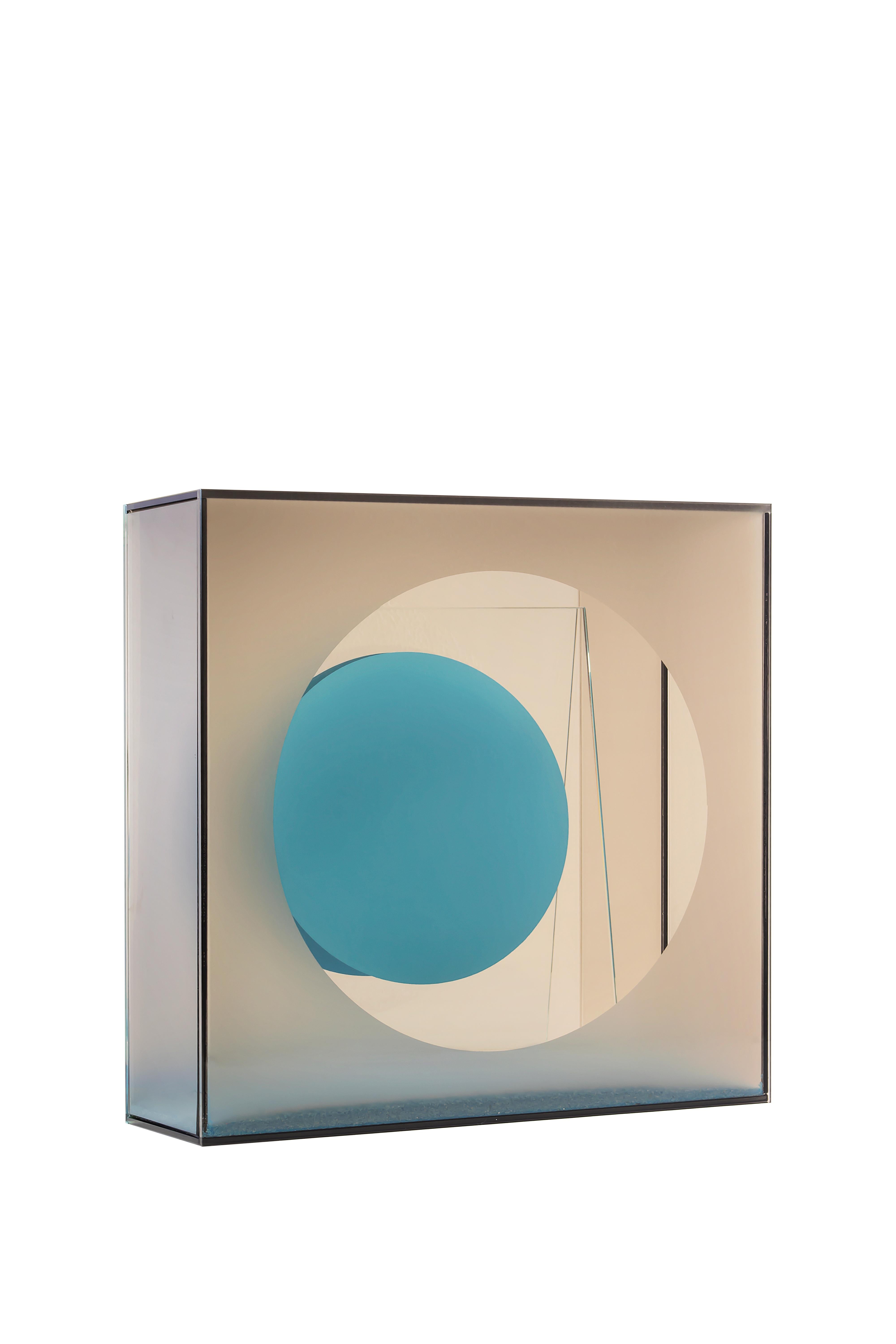 A three-dimensional illustration that takes on volume and shape through areas in light and others in shadow. The deconstruction of reflections on several levels is defined thanks to the calibrated alternation of transparent, reflective, satin or