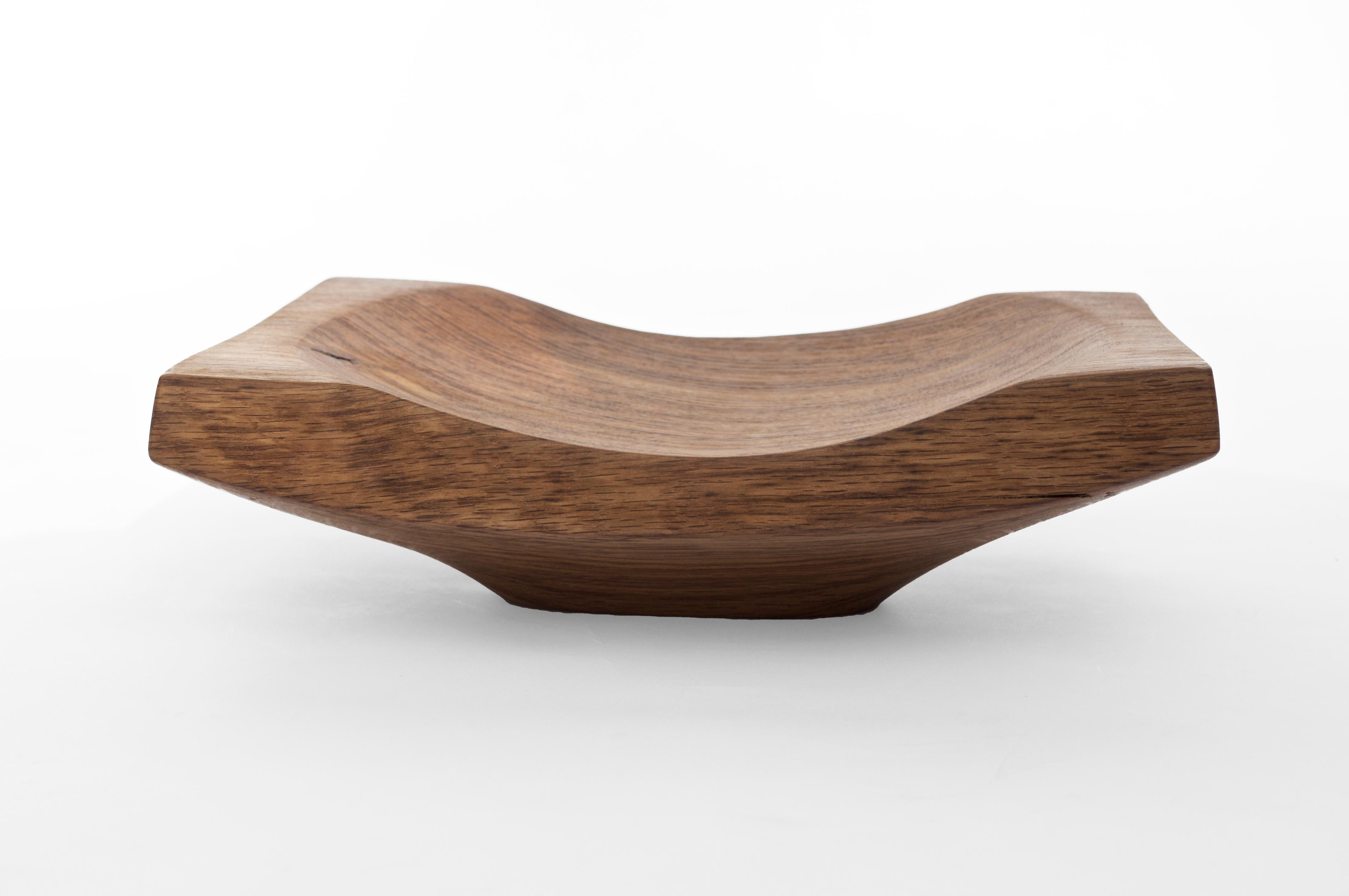 V21014 Vaso in Wood Oak Wood di Jörg Pietschmann
Dimensioni: D. 23 x L. 30 x H. 9 cm.
Materiali: Legno di Oak.

Nelle sculture di Pietschmann, gli alberi che per secoli hanno fatto parte di un paesaggio e si sono fondati su forze primordiali