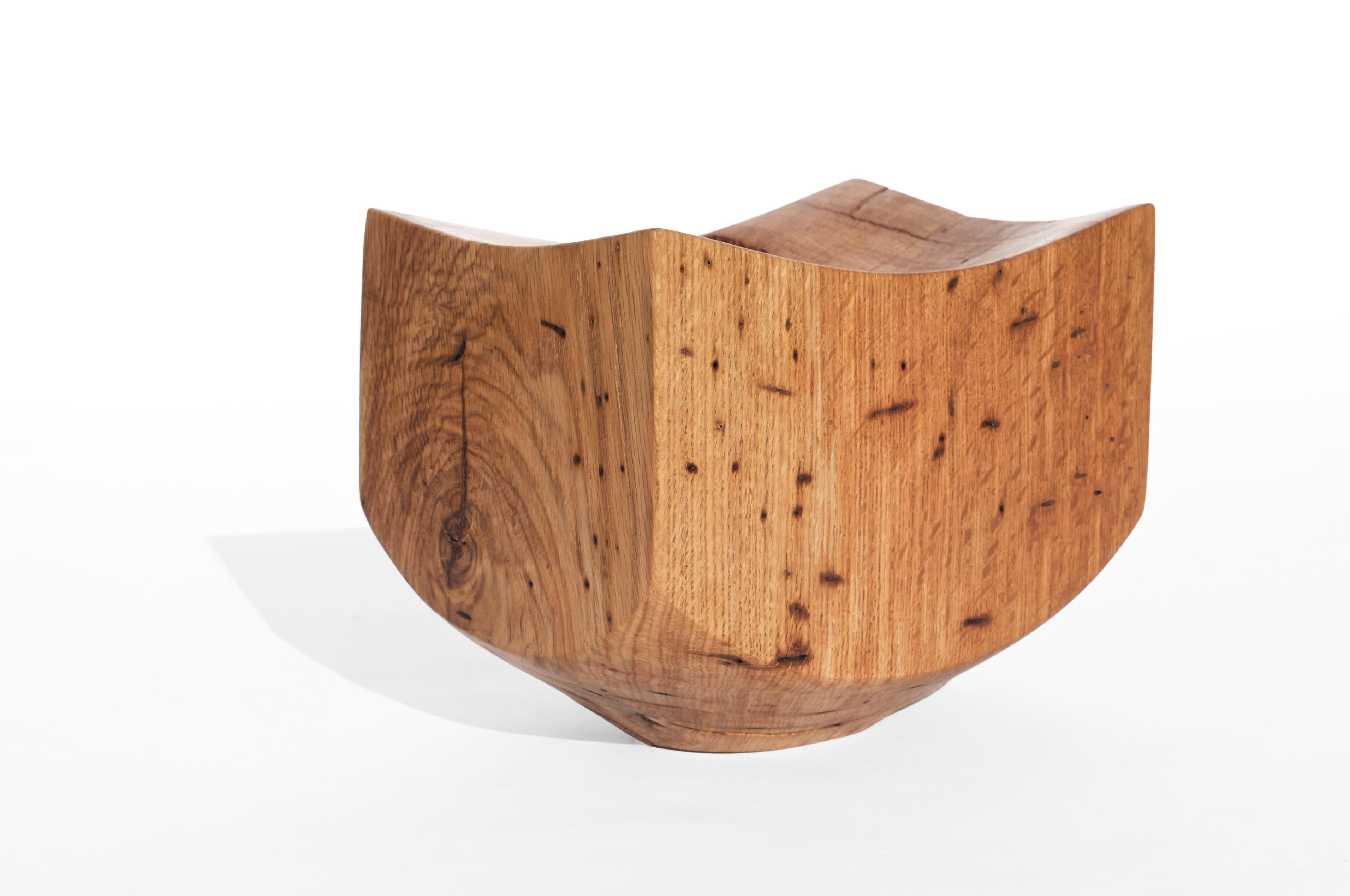 V21044 Vessel in Natural Oak Wood by Jörg Pietschmann
Dimensions: D 14 x W 22 x H 18 cm.
Materials: Oak wood.

In Pietschmann’s sculptures, trees that for centuries were part of a landscape and founded in primordial forces tell stories inscribed in