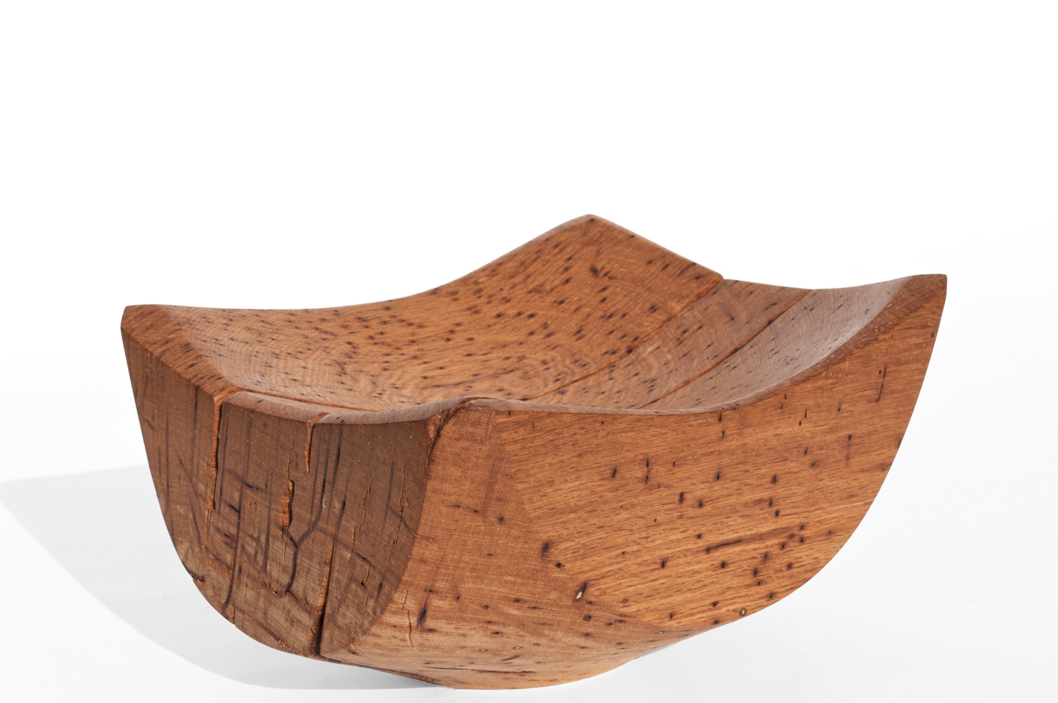 V21074 Vessel in Natural Oak Wood by Jörg Pietschmann
Dimensions: D 25 x W 34,5 x H 19 cm.
Materials: Oak wood.

In Pietschmann’s sculptures, trees that for centuries were part of a landscape and founded in primordial forces tell stories inscribed