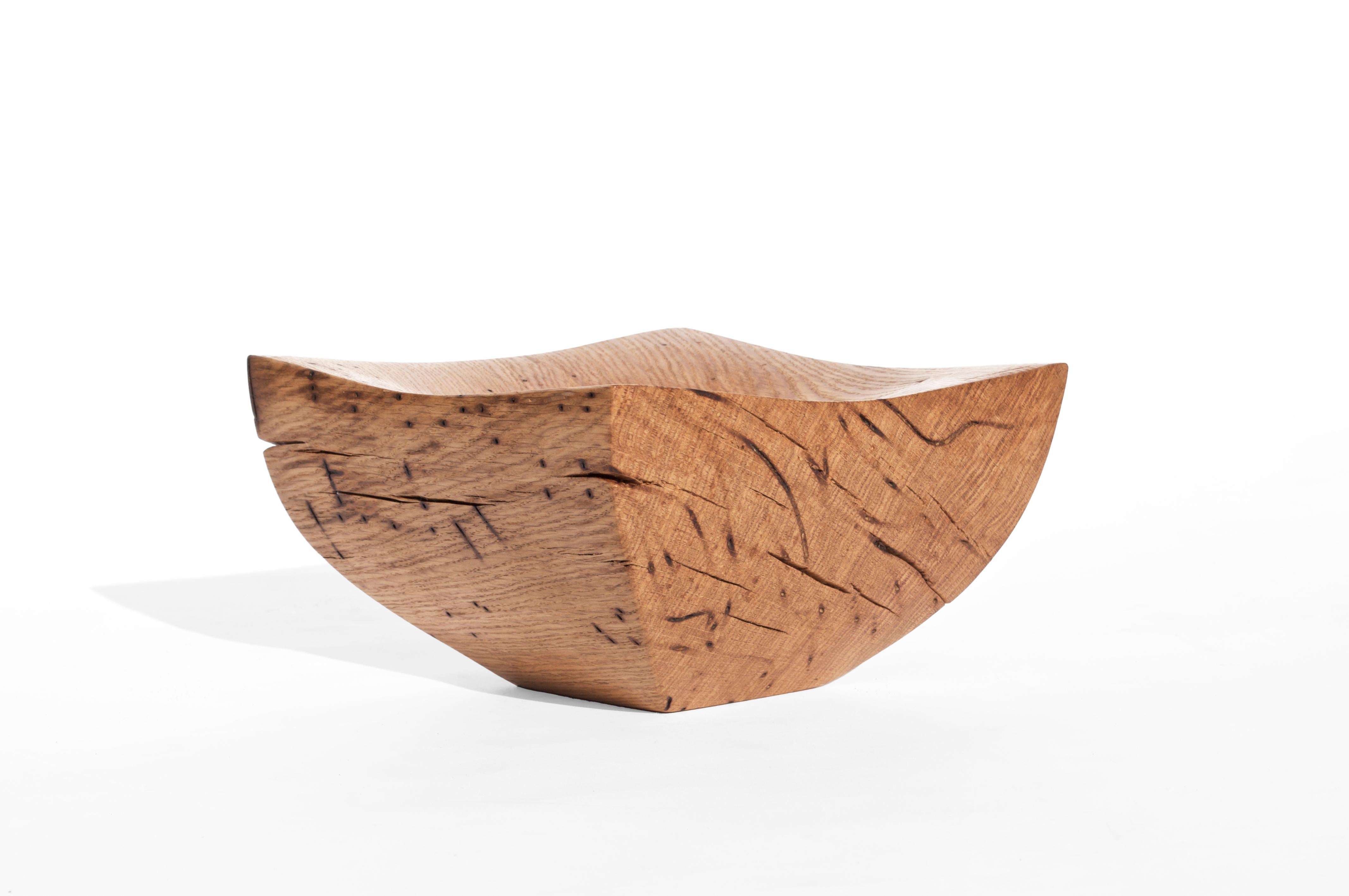 V21084 Vessel in Natural Oak Wood by Jörg Pietschmann
Dimensions: D 23,5 x W 25 x H 4 cm.
Materials: Oak wood.

In Pietschmann’s sculptures, trees that for centuries were part of a landscape and founded in primordial forces tell stories inscribed in
