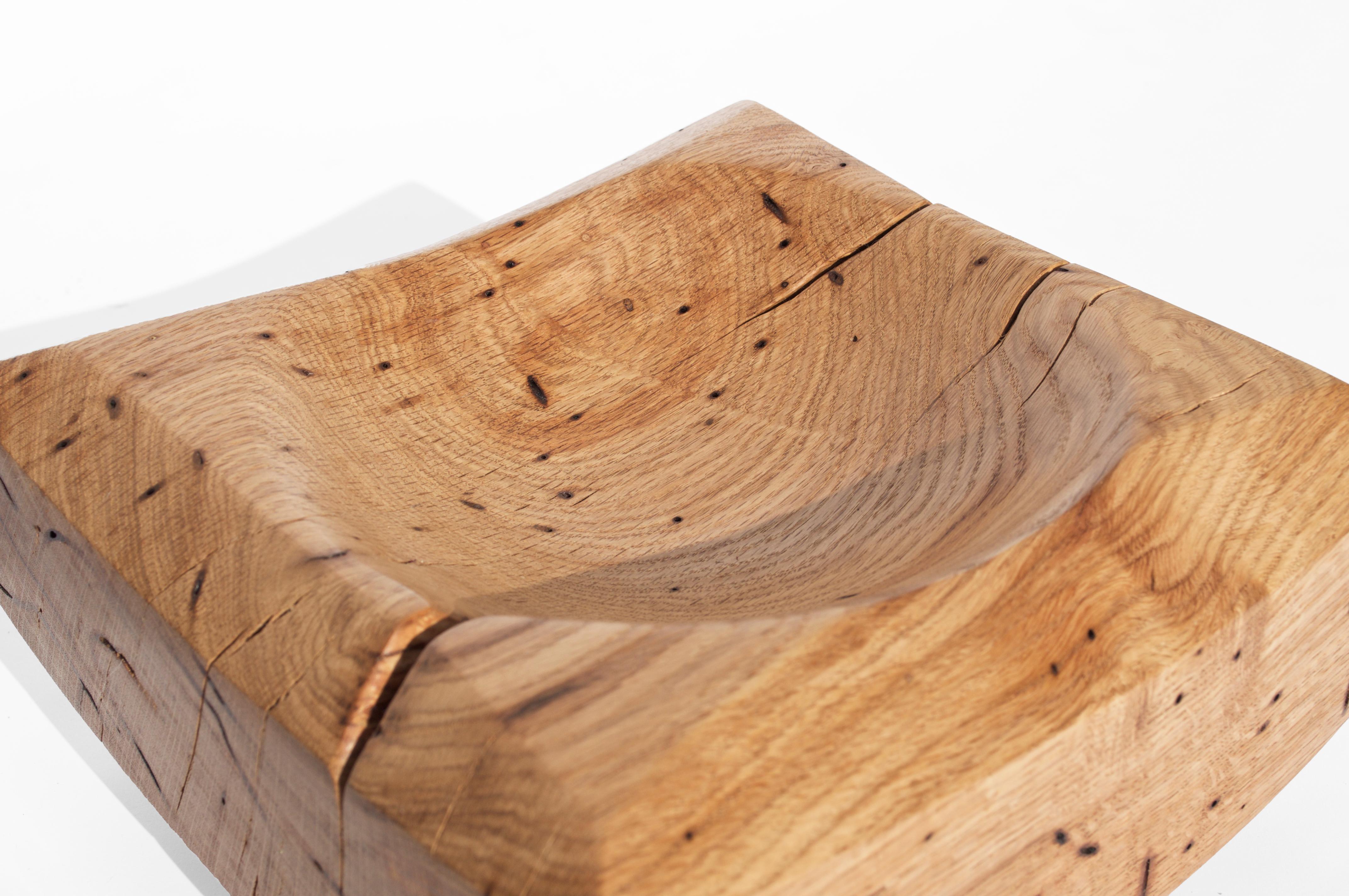 V21094 Vessel in Natural Oak Wood by Jörg Pietschmann
Dimensions: D 23 x W 24 x H 12,5 cm.
Materials: Oak wood.

In Pietschmann’s sculptures, trees that for centuries were part of a landscape and founded in primordial forces tell stories inscribed