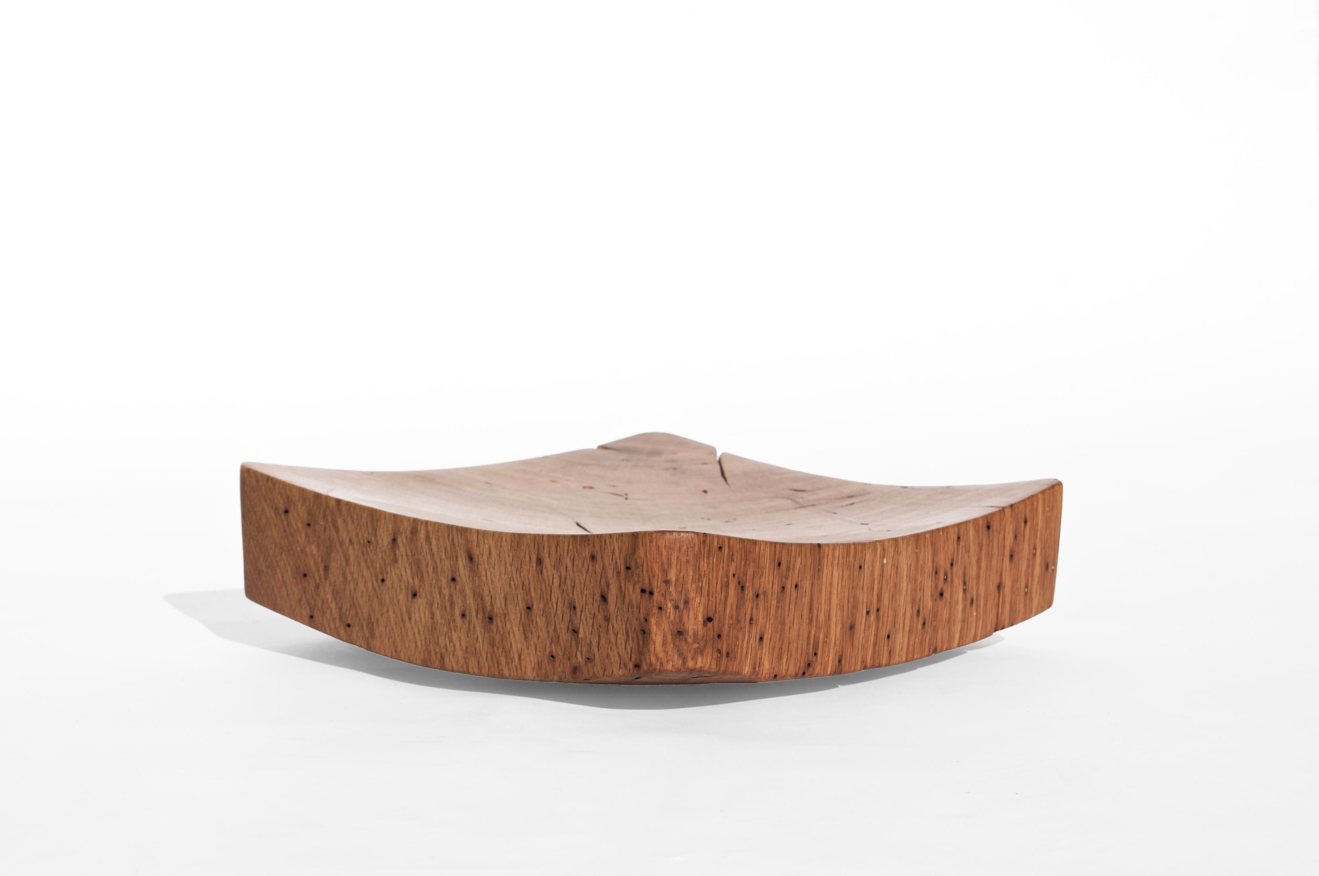 V21104 Vessel in Natural Oak Wood by Jörg Pietschmann
Dimensions: D 27 x W 28 x H 8 cm.
Materials: Oak wood.

In Pietschmann’s sculptures, trees that for centuries were part of a landscape and founded in primordial forces tell stories inscribed in