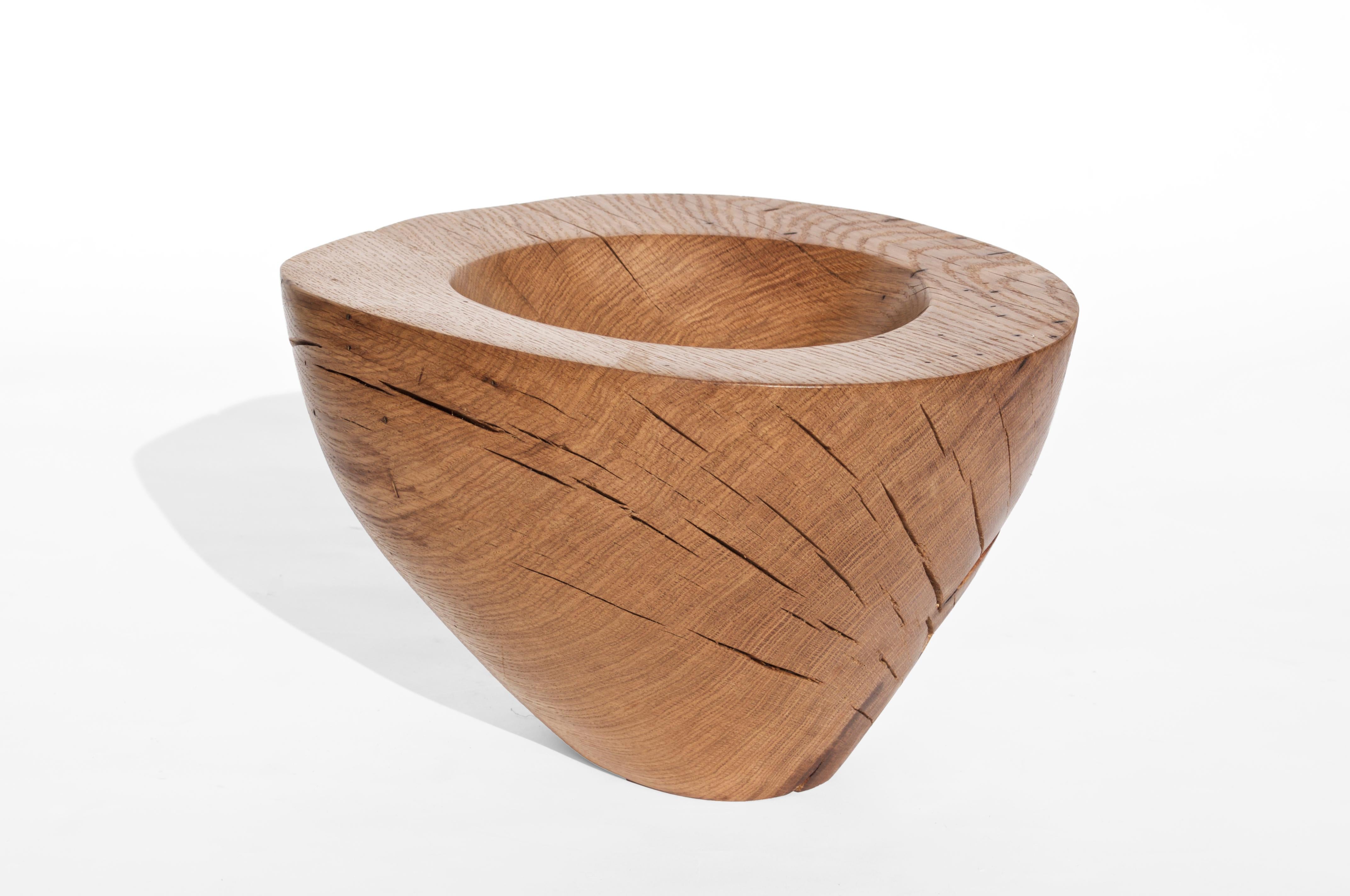 V21114 Vessel in Natural Oak Wood by Jörg Pietschmann
Dimensions: D 35 x W 36 x H 24 cm.
Materials: Oak wood.

In Pietschmann’s sculptures, trees that for centuries were part of a landscape and founded in primordial forces tell stories inscribed in