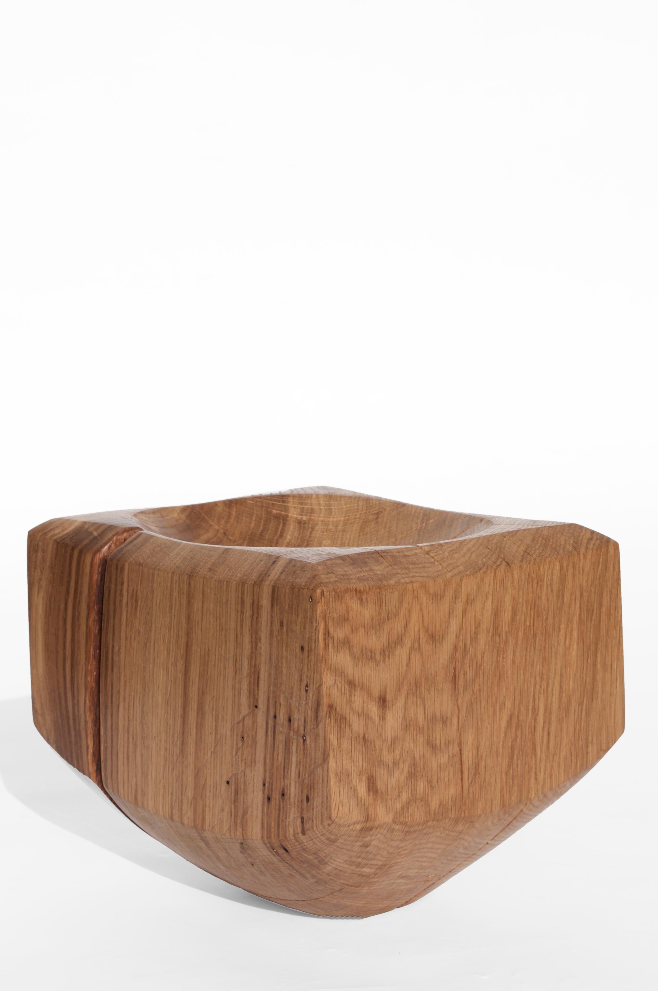 V21184 Vessel in Natural Oak Wood by Jörg Pietschmann
Dimensions: D 24 x W 26,5 x H 24 cm.
Materials: Oak wood.

In Pietschmann’s sculptures, trees that for centuries were part of a landscape and founded in primordial forces tell stories inscribed