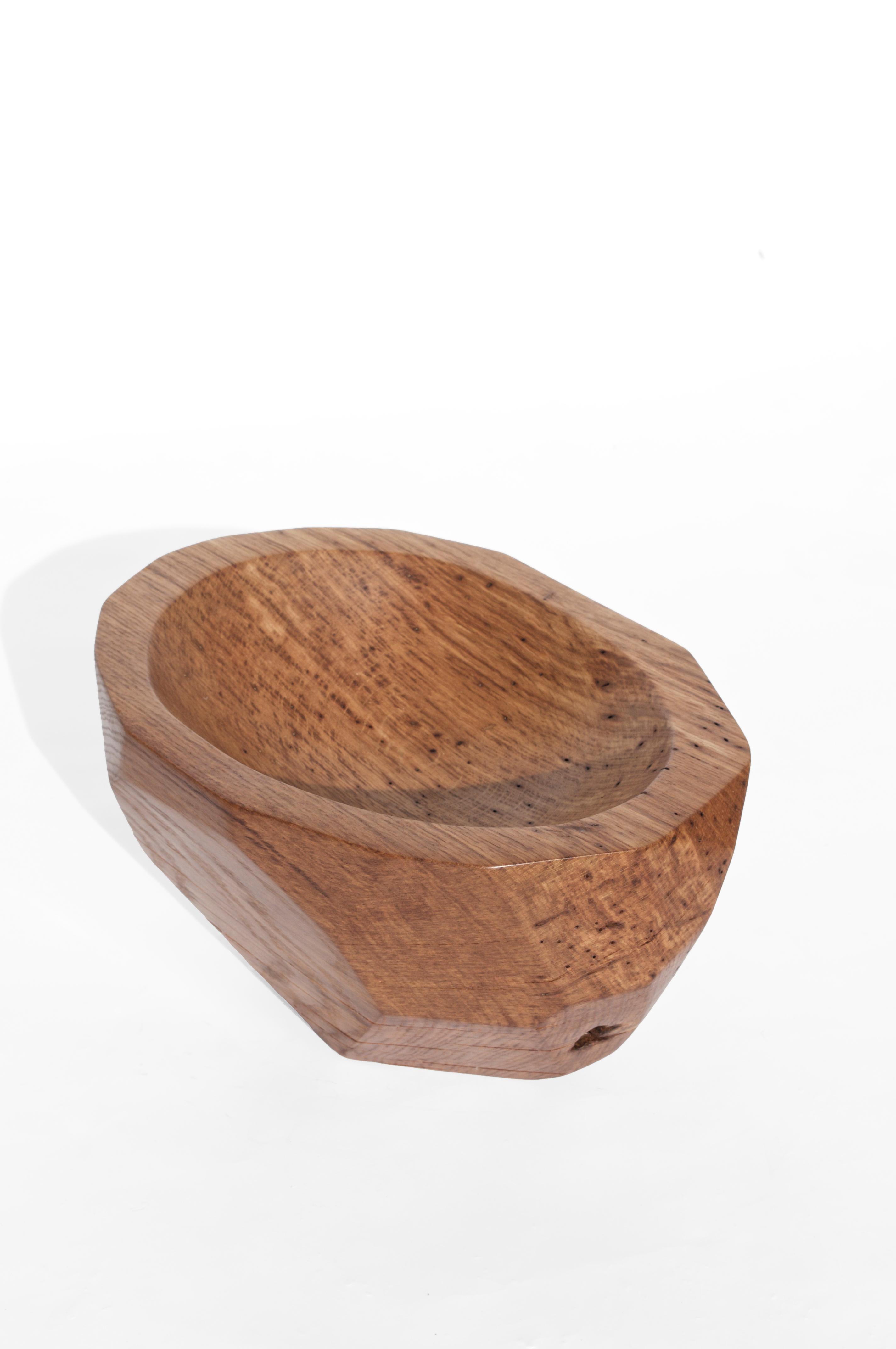 V21194 Vessel in Natural Oak Wood by Jörg Pietschmann
Dimensions: D 30 x W 39 x H 21 cm.
Materials: Oak wood.

In Pietschmann’s sculptures, trees that for centuries were part of a landscape and founded in primordial forces tell stories inscribed in