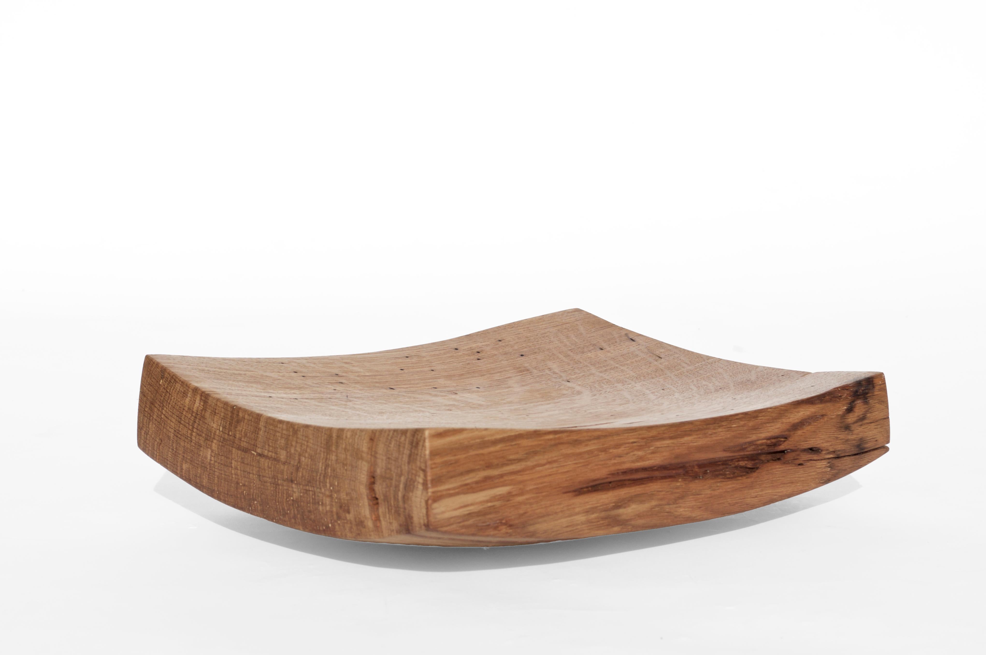 V21204 Vessel in Natural Oak Wood by Jörg Pietschmann
Dimensions: D 24,5 x W 35 x H 9 cm.
Materials: Oak wood.

In Pietschmann’s sculptures, trees that for centuries were part of a landscape and founded in primordial forces tell stories inscribed in