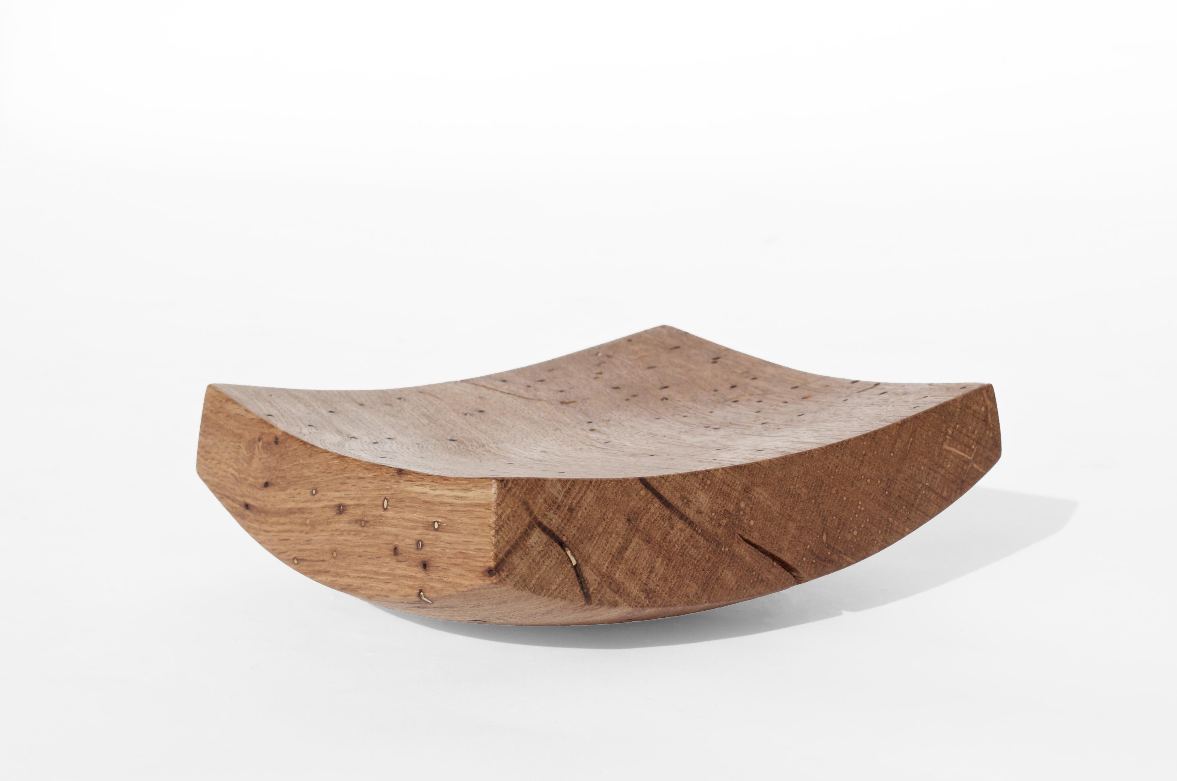 V21214 Vessel in Natural Oak Wood by Jörg Pietschmann
Dimensions: D 16 x W 19 x H 7 cm.
Materials: Oak wood.

In Pietschmann’s sculptures, trees that for centuries were part of a landscape and founded in primordial forces tell stories inscribed in